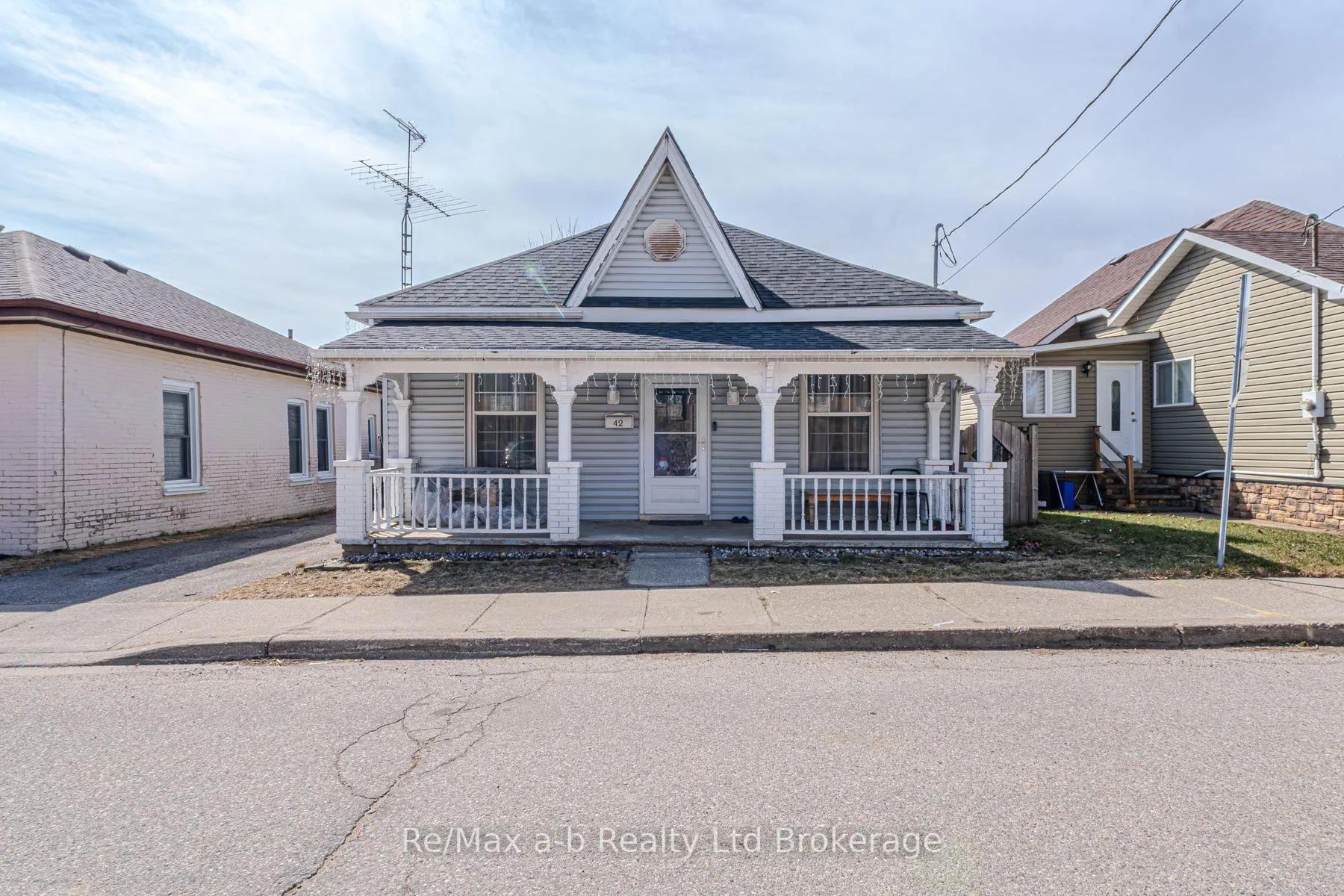 Photo 1 of 42 Lawrence Street, Brant, Brantford Twp — HOMEH