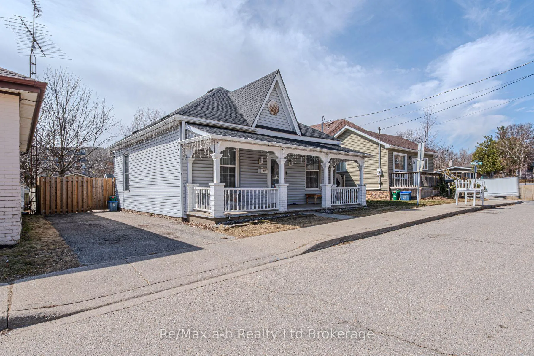 Photo 2 of 42 Lawrence Street, Brant, Brantford Twp — HOMEH