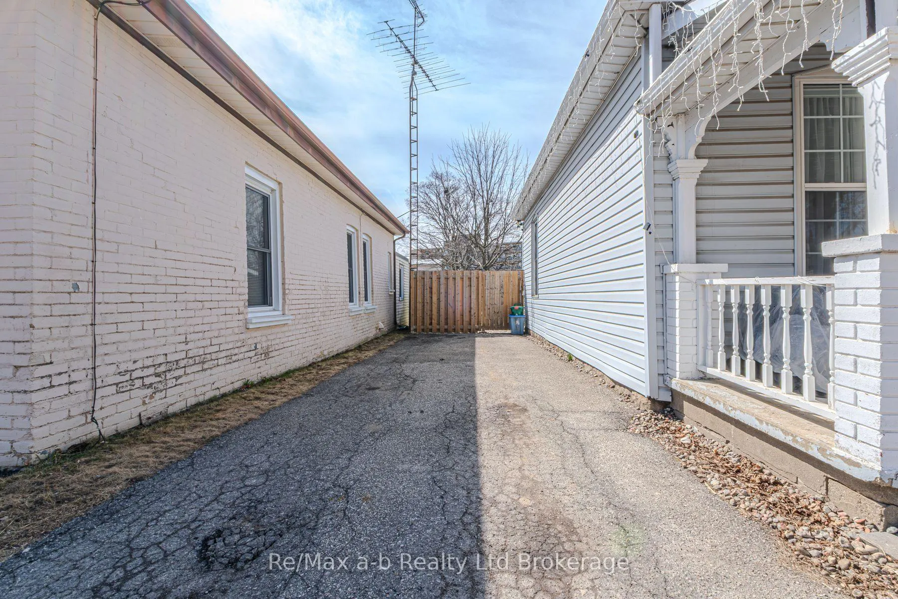 Photo 4 of 42 Lawrence Street, Brant, Brantford Twp — HOMEH