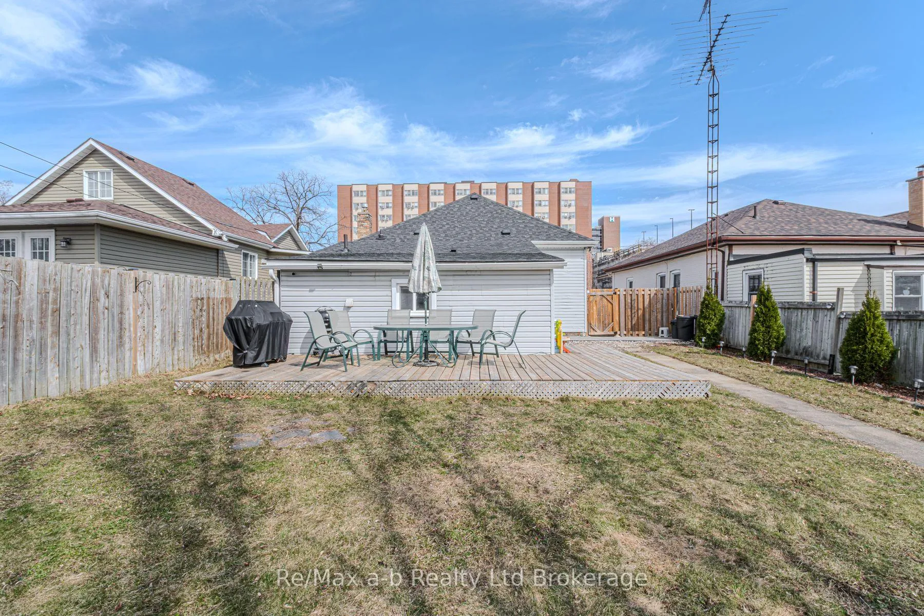 Photo 11 of 42 Lawrence Street, Brant, Brantford Twp — HOMEH