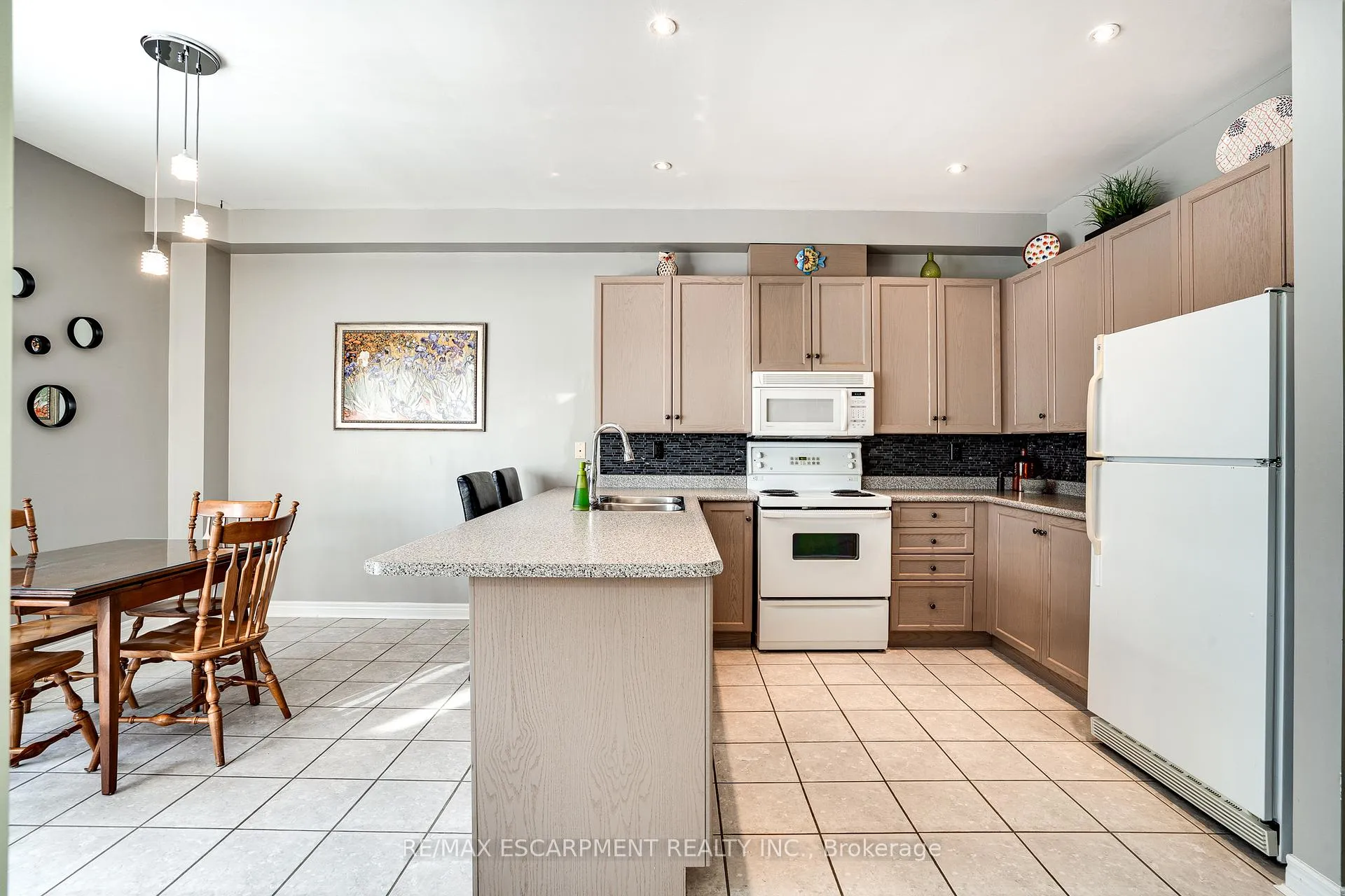Photo 17 of Unit 27, 100 Beddoe Drive, Hamilton, Kirkendall — HOMEH