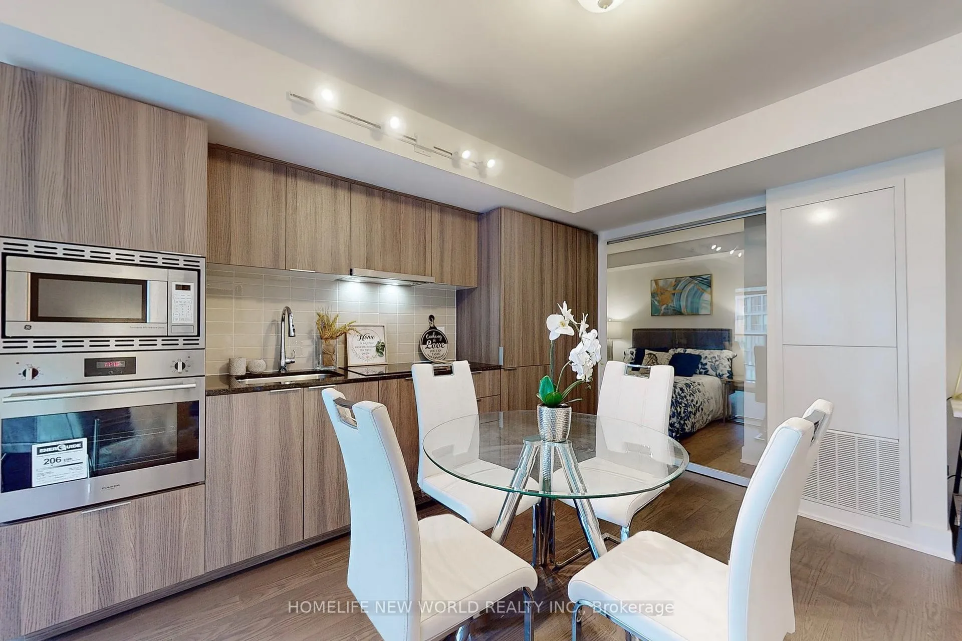 Photo 11 of Unit 725, 955 bay Street, Toronto, Bay Street Corridor — HOMEH