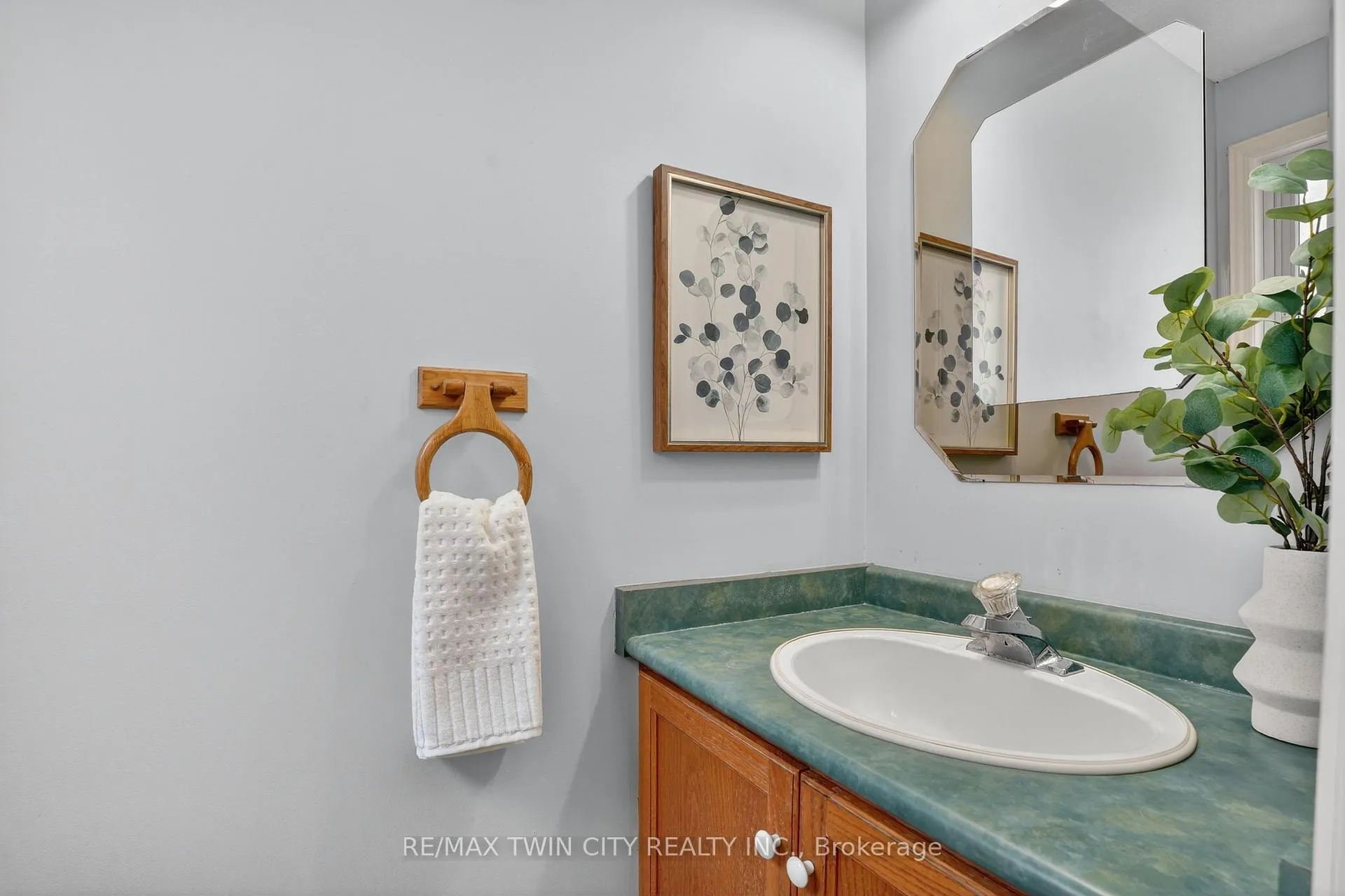 Photo 7 of 54 Glencliffe Court, Kitchener — HOMEH