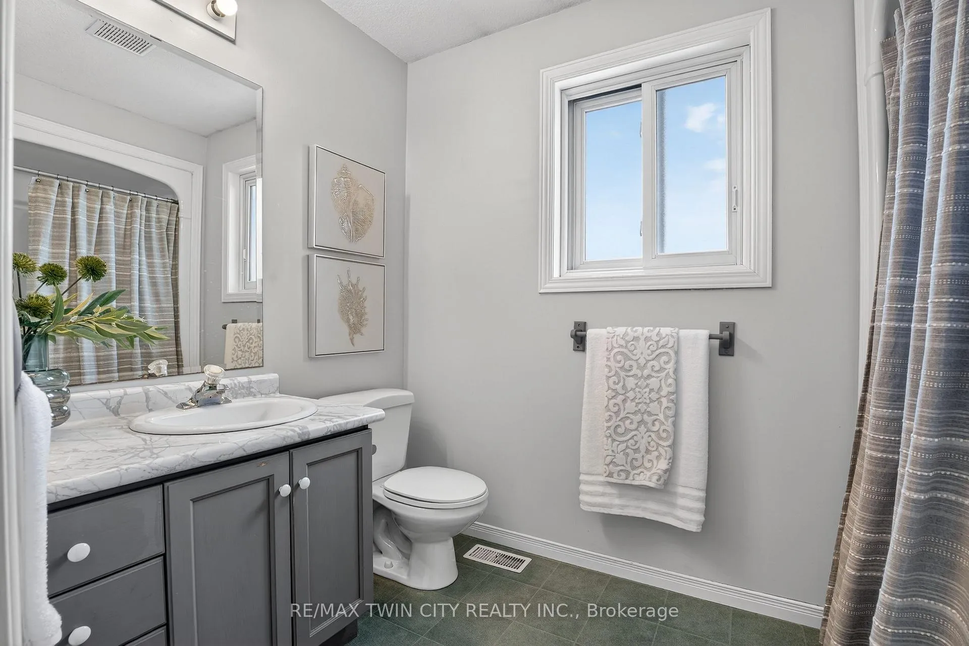 Photo 31 of 54 Glencliffe Court, Kitchener — HOMEH