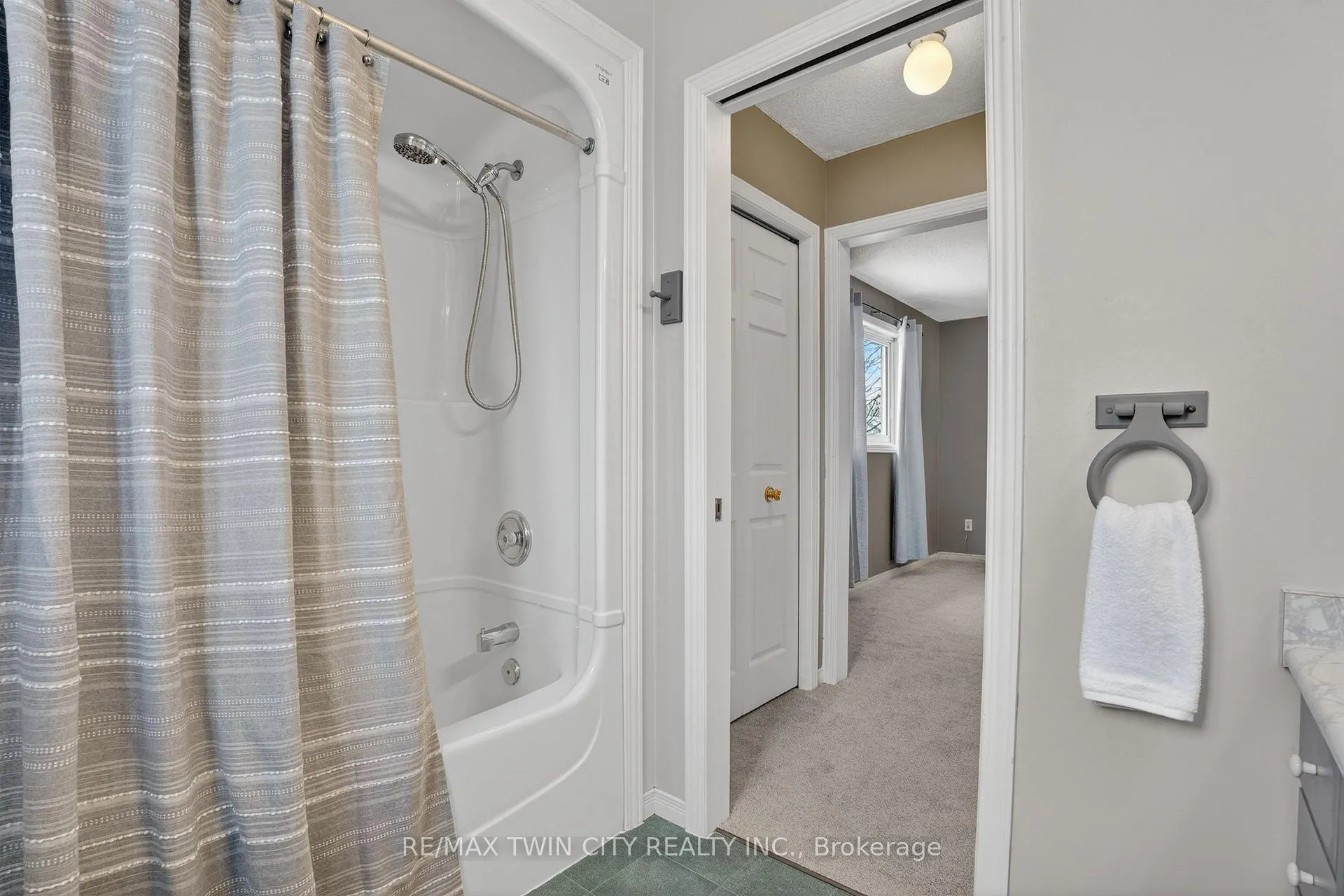 Photo 32 of 54 Glencliffe Court, Kitchener — HOMEH