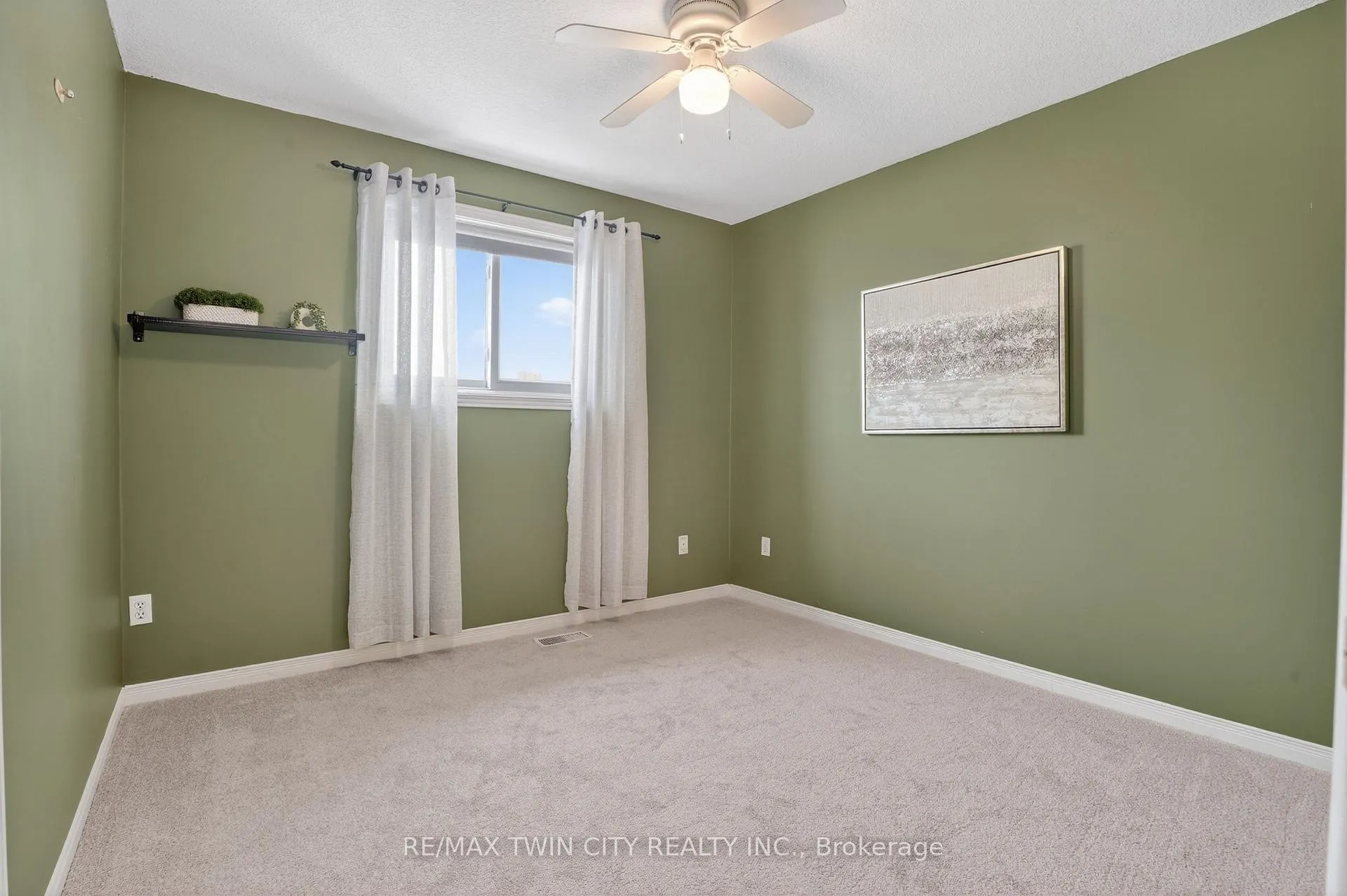 Photo 33 of 54 Glencliffe Court, Kitchener — HOMEH