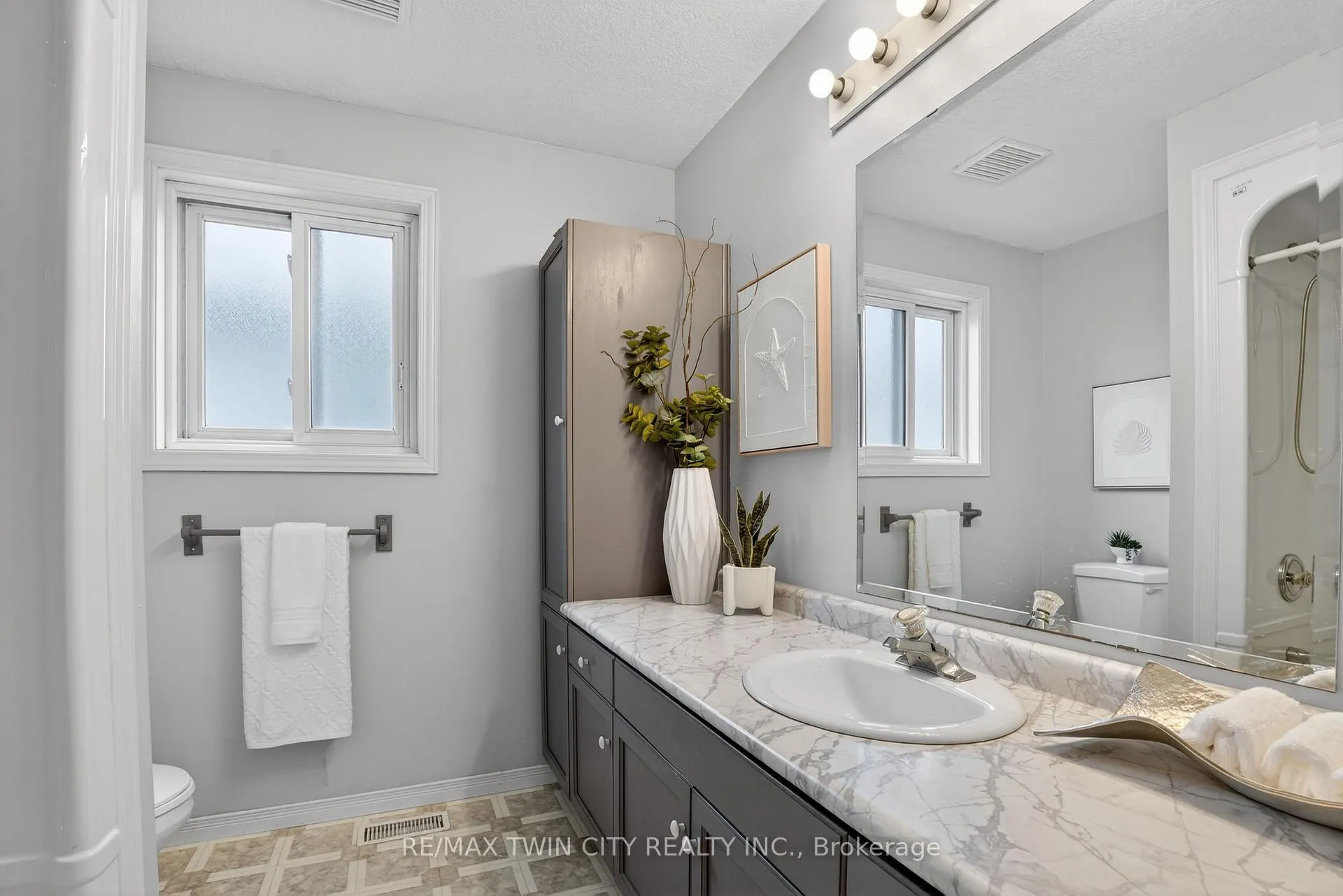 Photo 37 of 54 Glencliffe Court, Kitchener — HOMEH