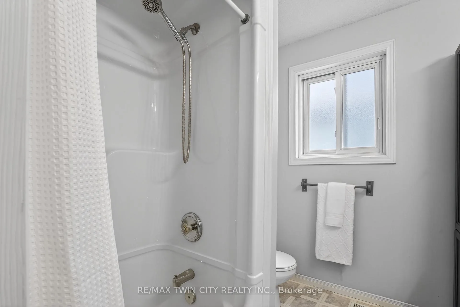 Photo 39 of 54 Glencliffe Court, Kitchener — HOMEH
