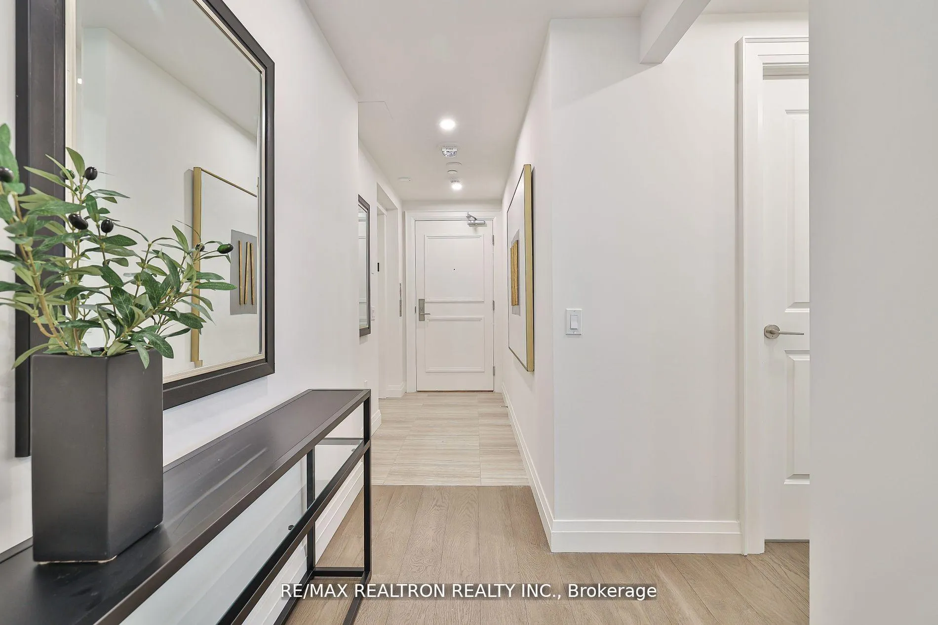Photo 4 of Unit 403, 285 Avenue Road, Toronto, Casa Loma — HOMEH
