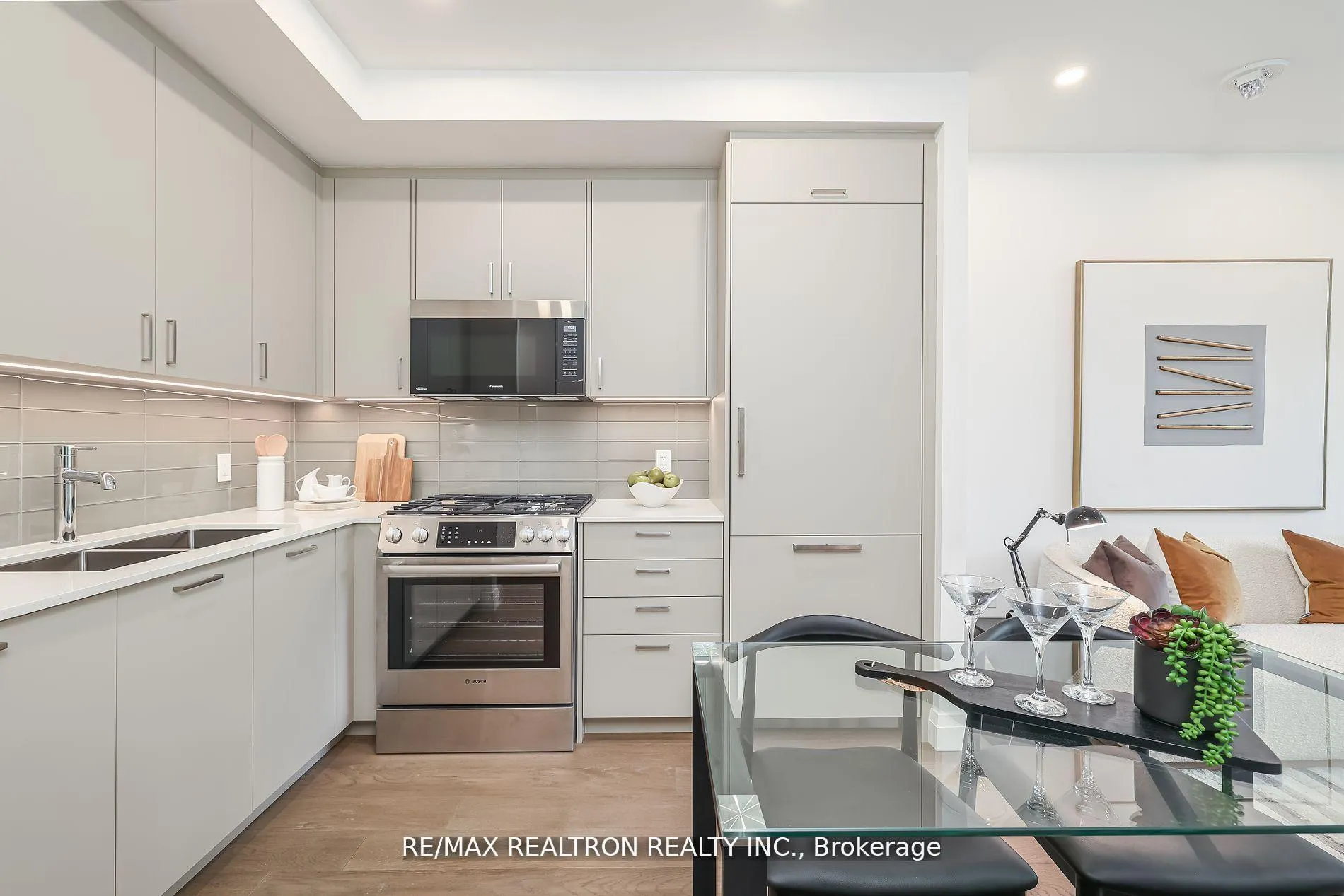 Photo 6 of Unit 403, 285 Avenue Road, Toronto, Casa Loma — HOMEH