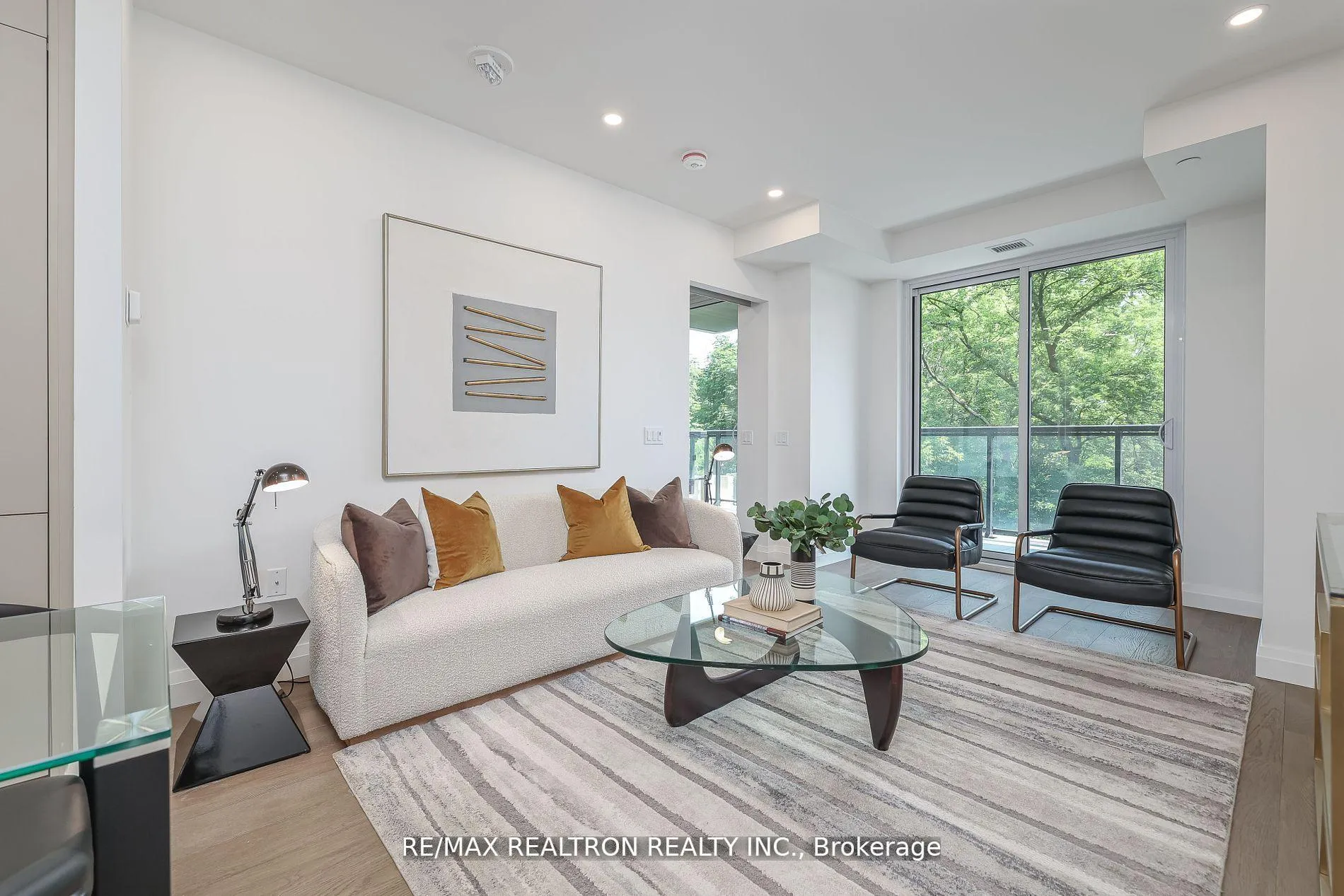 Photo 9 of Unit 403, 285 Avenue Road, Toronto, Casa Loma — HOMEH