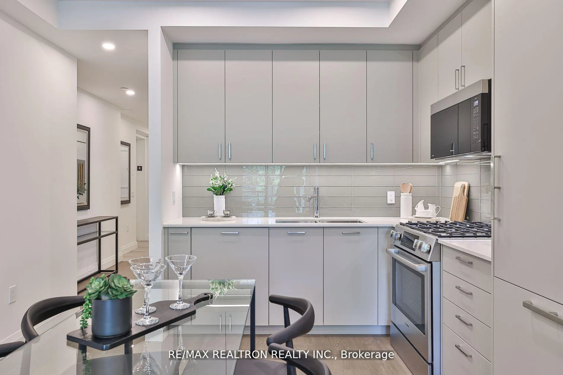 Photo 14 of Unit 403, 285 Avenue Road, Toronto, Casa Loma — HOMEH