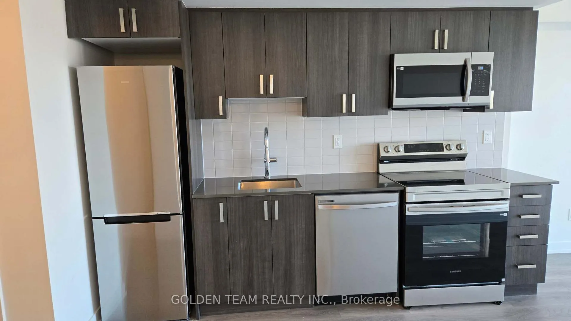 Photo 3 of Unit 704, 1010 Sandy Beach Road, Pickering, Bay Ridges — HOMEH
