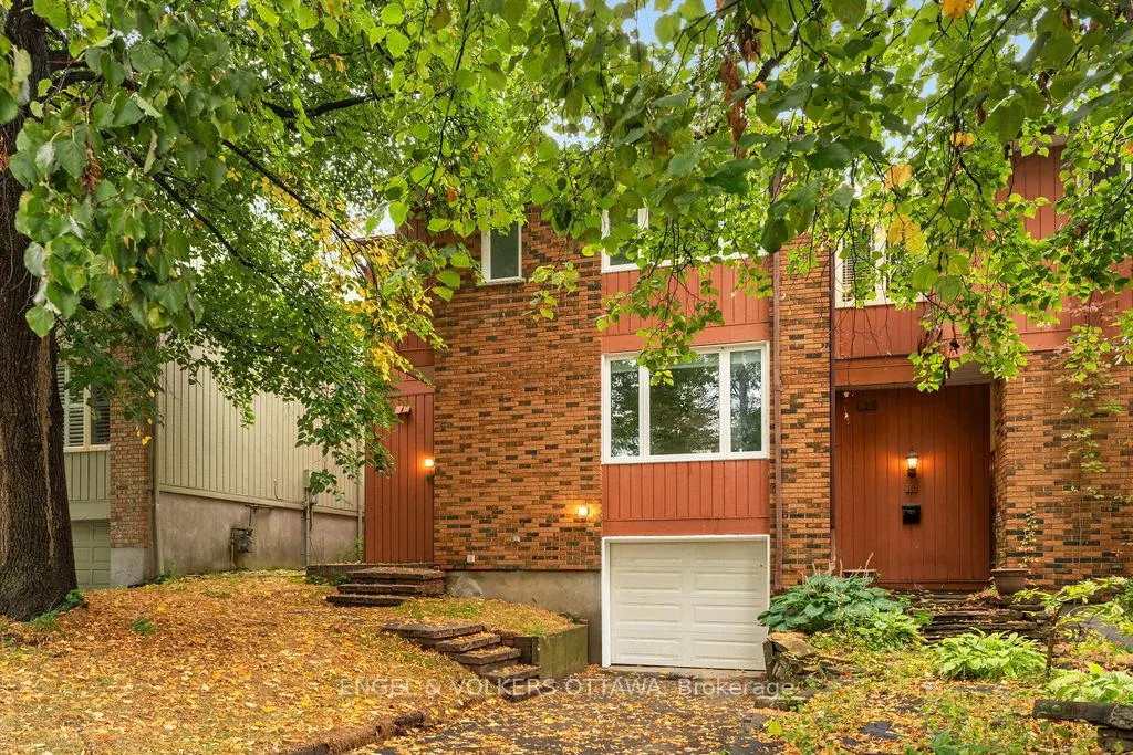 Front of 12 Bayside Private