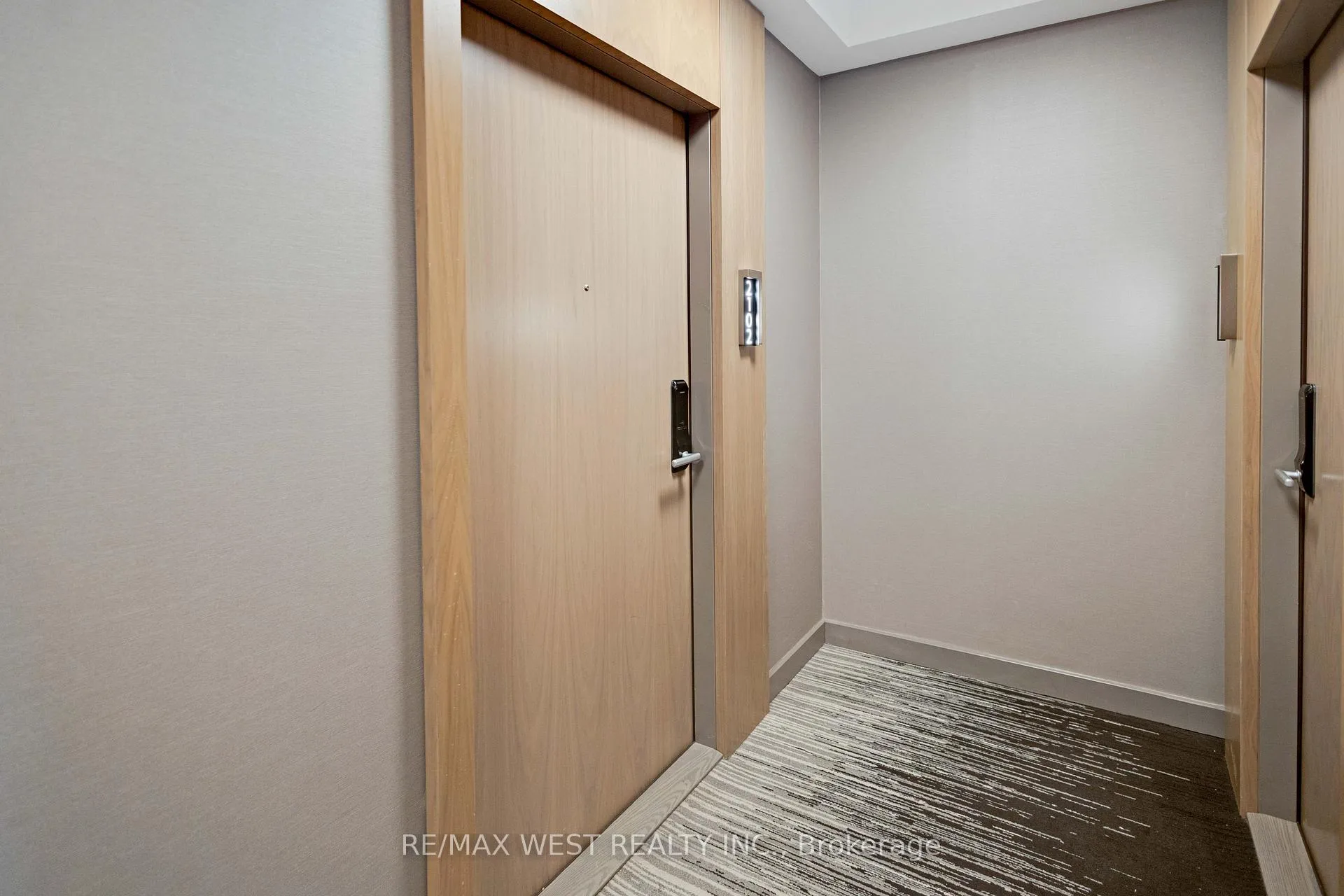 Photo 4 of Unit 2102, 575 Bloor Street, Toronto, North St. James Town — HOMEH