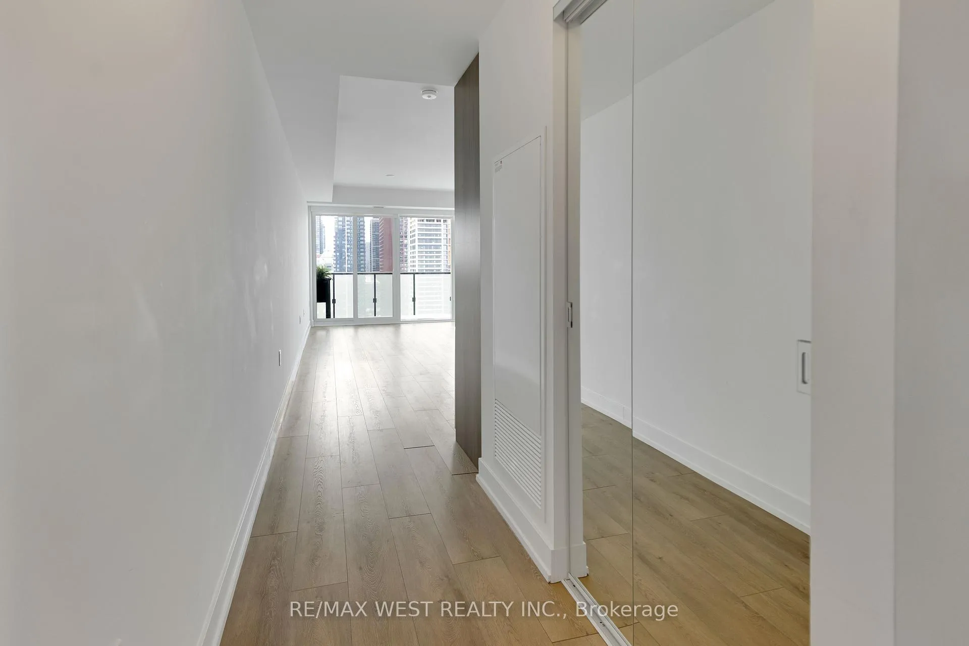 Photo 6 of Unit 2102, 575 Bloor Street, Toronto, North St. James Town — HOMEH