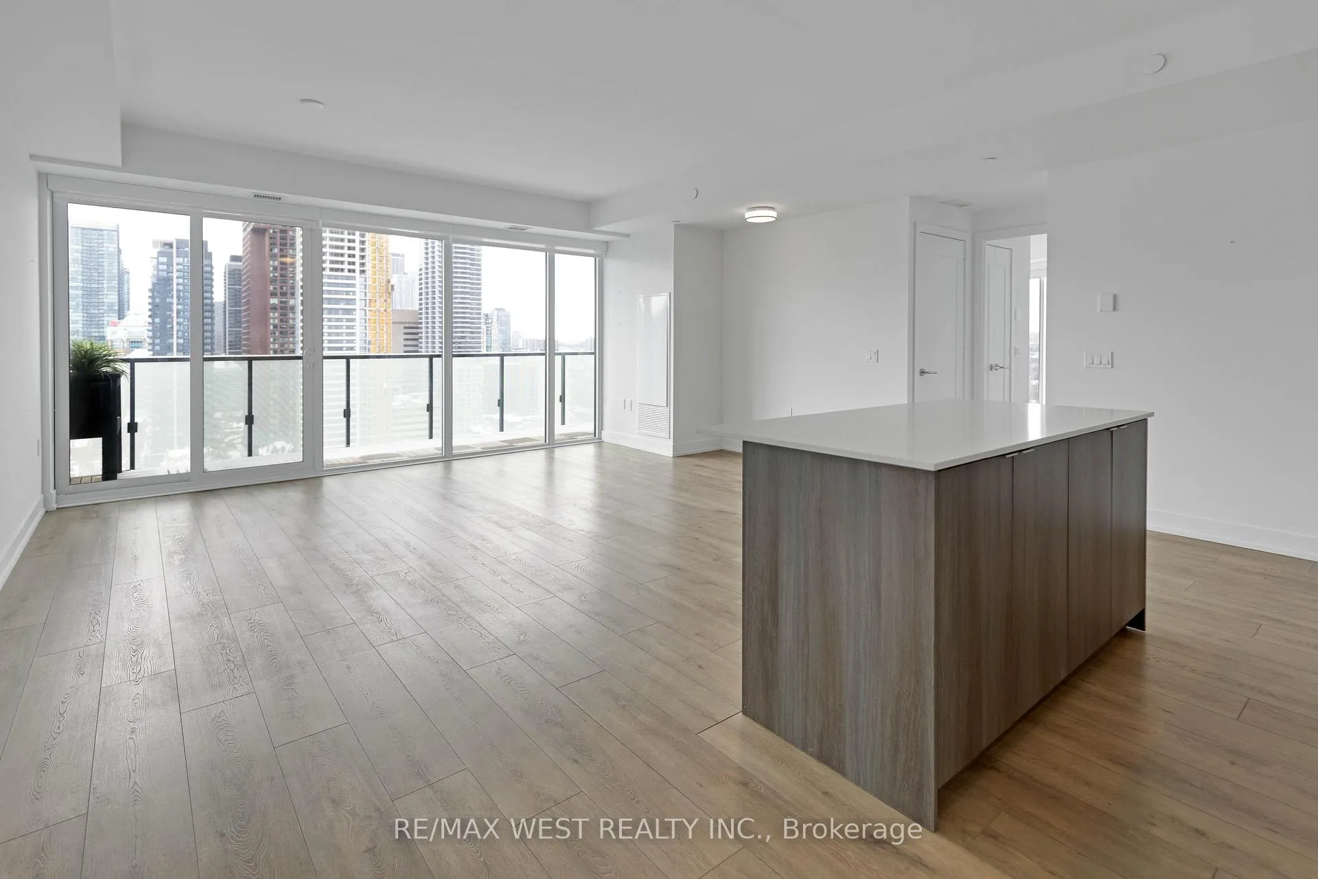 Photo 7 of Unit 2102, 575 Bloor Street, Toronto, North St. James Town — HOMEH