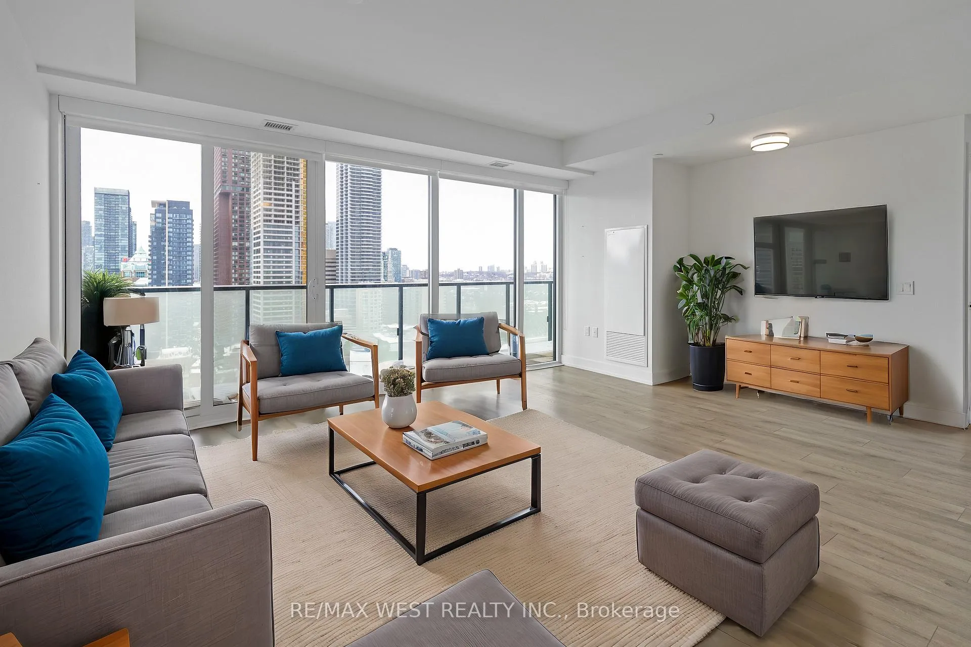 Photo 32 of Unit 2102, 575 Bloor Street, Toronto, North St. James Town — HOMEH