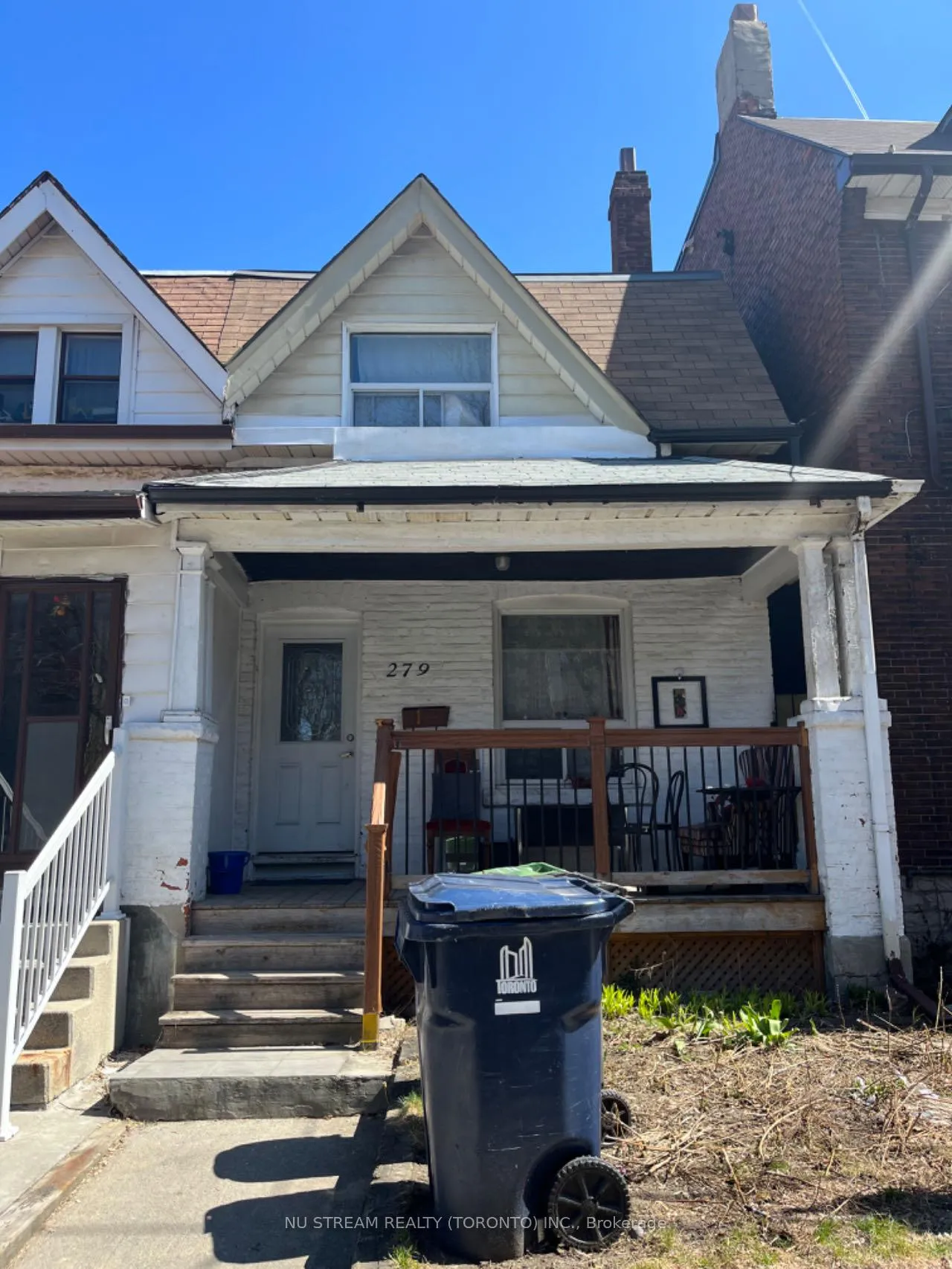 Front of 279 St. Helen's Avenue S