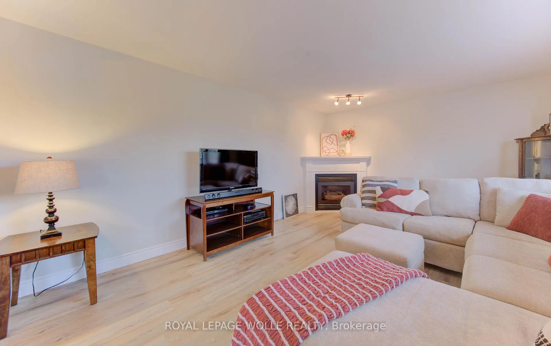 Photo 20 of 396 Otterbein Road, Kitchener — HOMEH