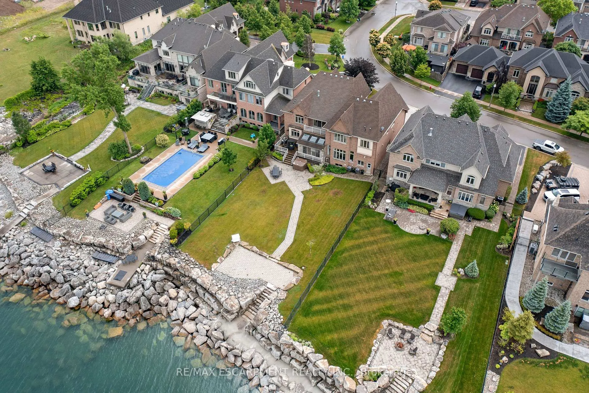 Photo 5 of 56 Aquamarine Drive, Hamilton, Lakeshore — HOMEH