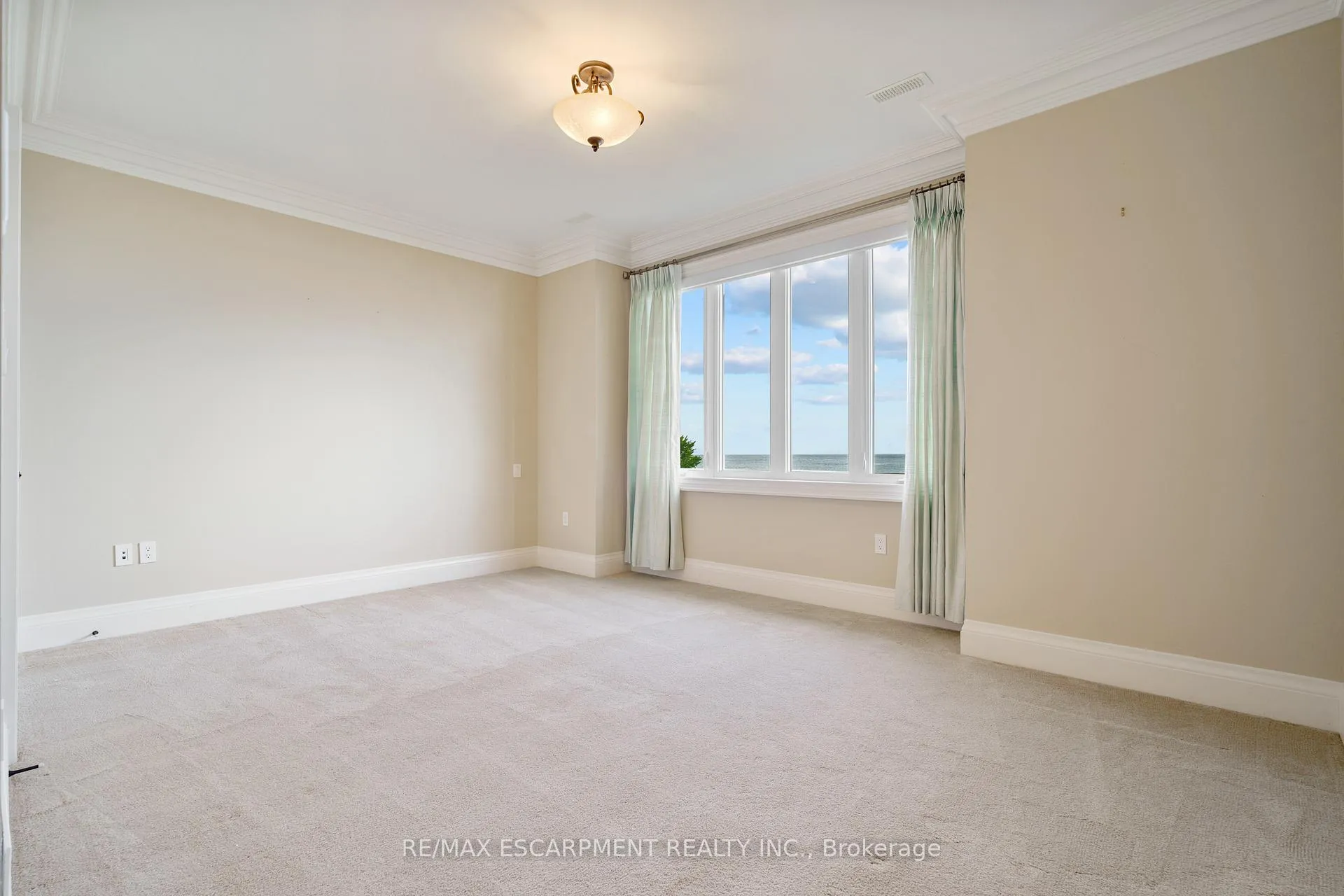 Photo 31 of 56 Aquamarine Drive, Hamilton, Lakeshore — HOMEH