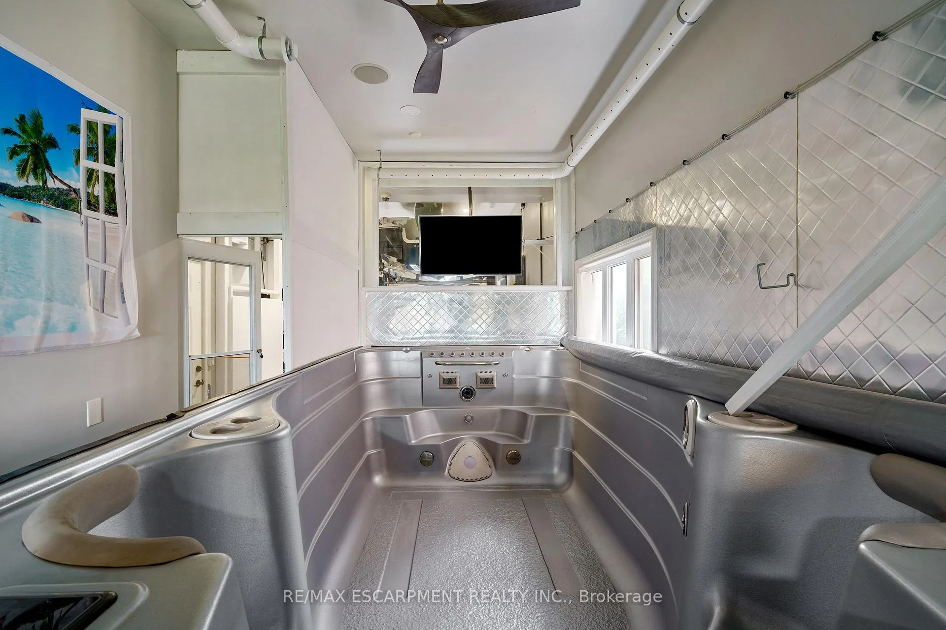 Photo 41 of 56 Aquamarine Drive, Hamilton, Lakeshore — HOMEH