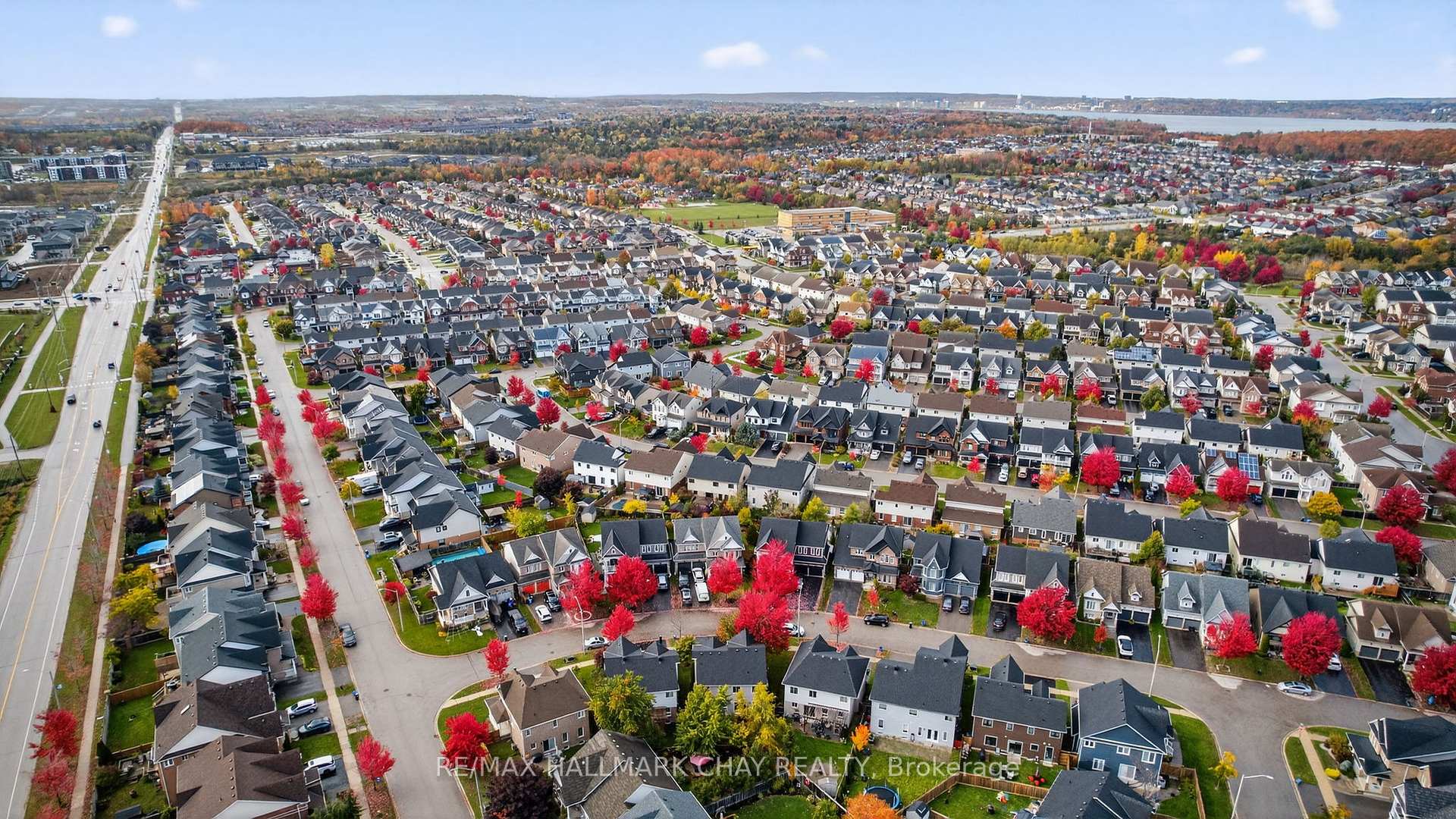 Photo 4 of 5 Saxon Road, Barrie, Innis-Shore — HOMEH