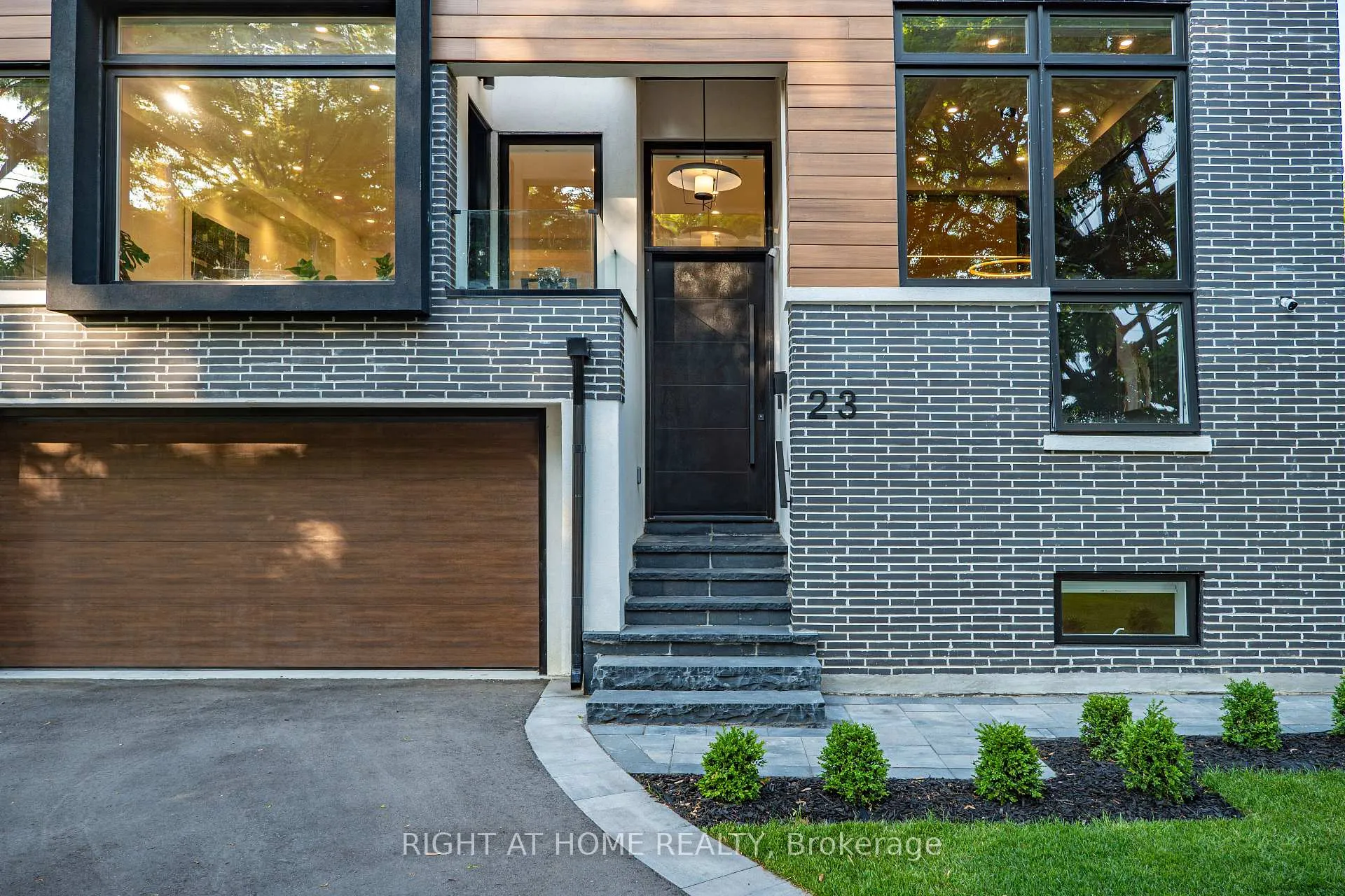 Photo 2 of 23 Chartwell Road, Etobicoke, Stonegate-Queensway — HOMEH