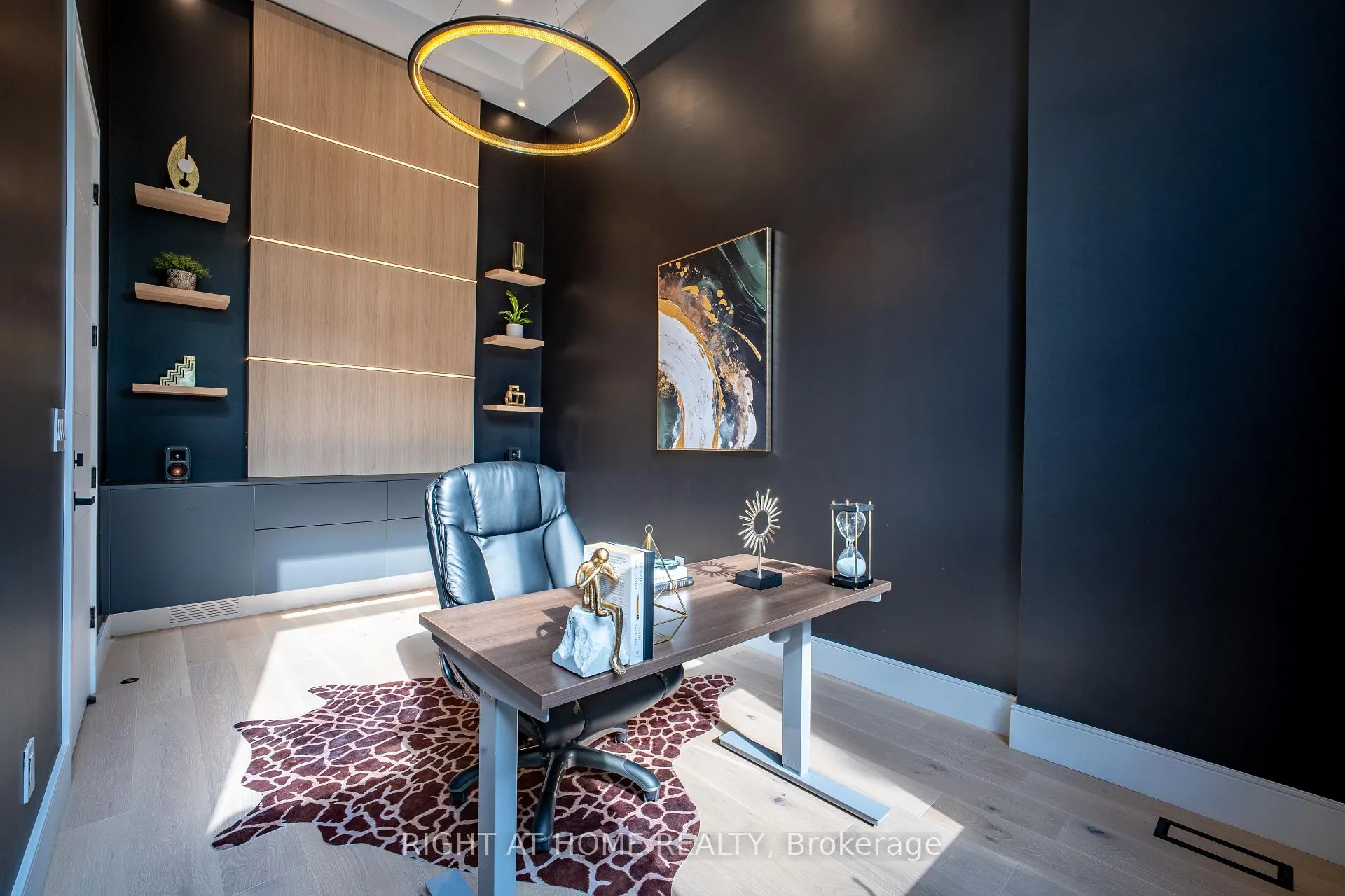 Photo 4 of 23 Chartwell Road, Etobicoke, Stonegate-Queensway — HOMEH