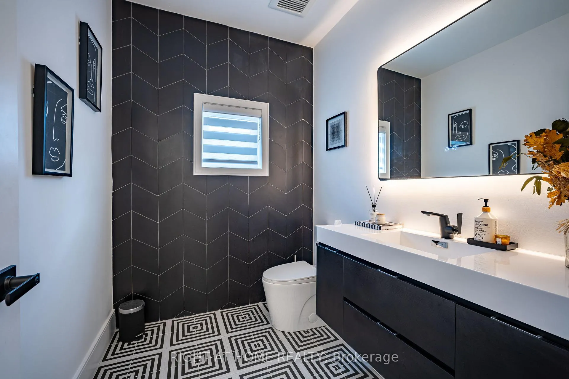 Photo 5 of 23 Chartwell Road, Etobicoke, Stonegate-Queensway — HOMEH