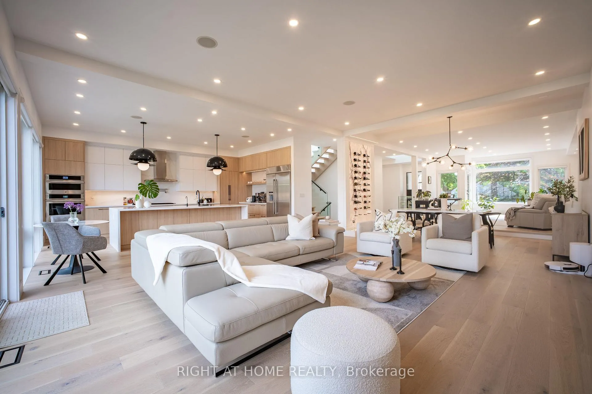 Photo 10 of 23 Chartwell Road, Etobicoke, Stonegate-Queensway — HOMEH