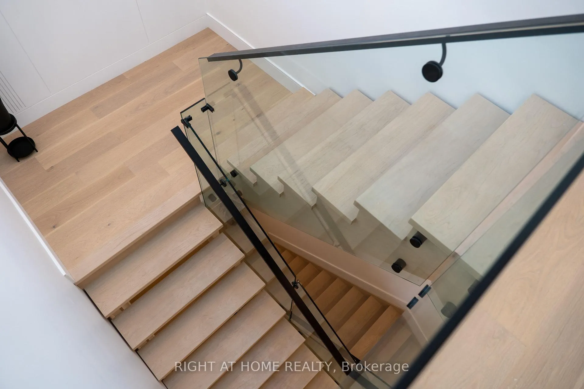 Photo 19 of 23 Chartwell Road, Etobicoke, Stonegate-Queensway — HOMEH