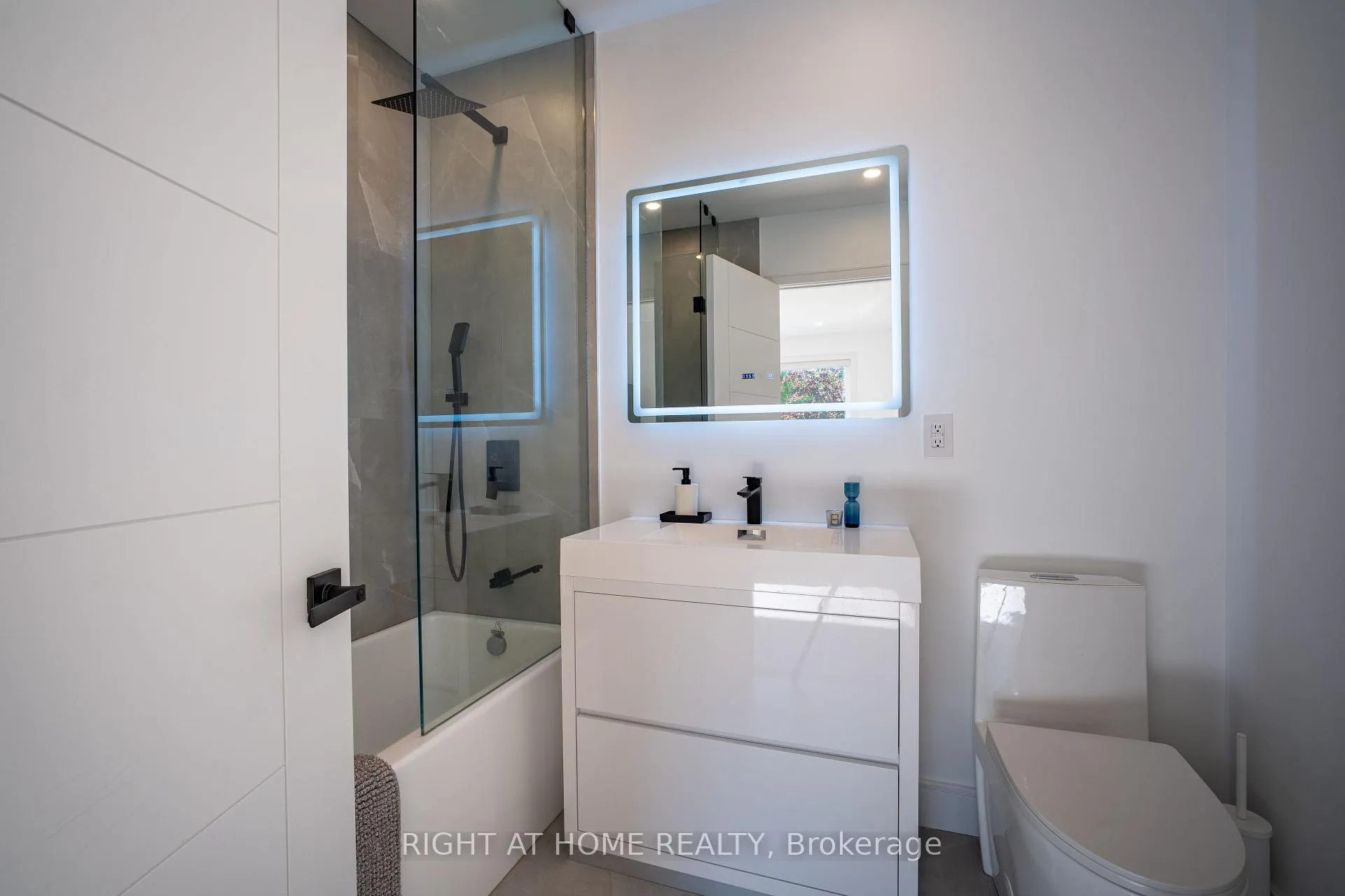 Photo 29 of 23 Chartwell Road, Etobicoke, Stonegate-Queensway — HOMEH