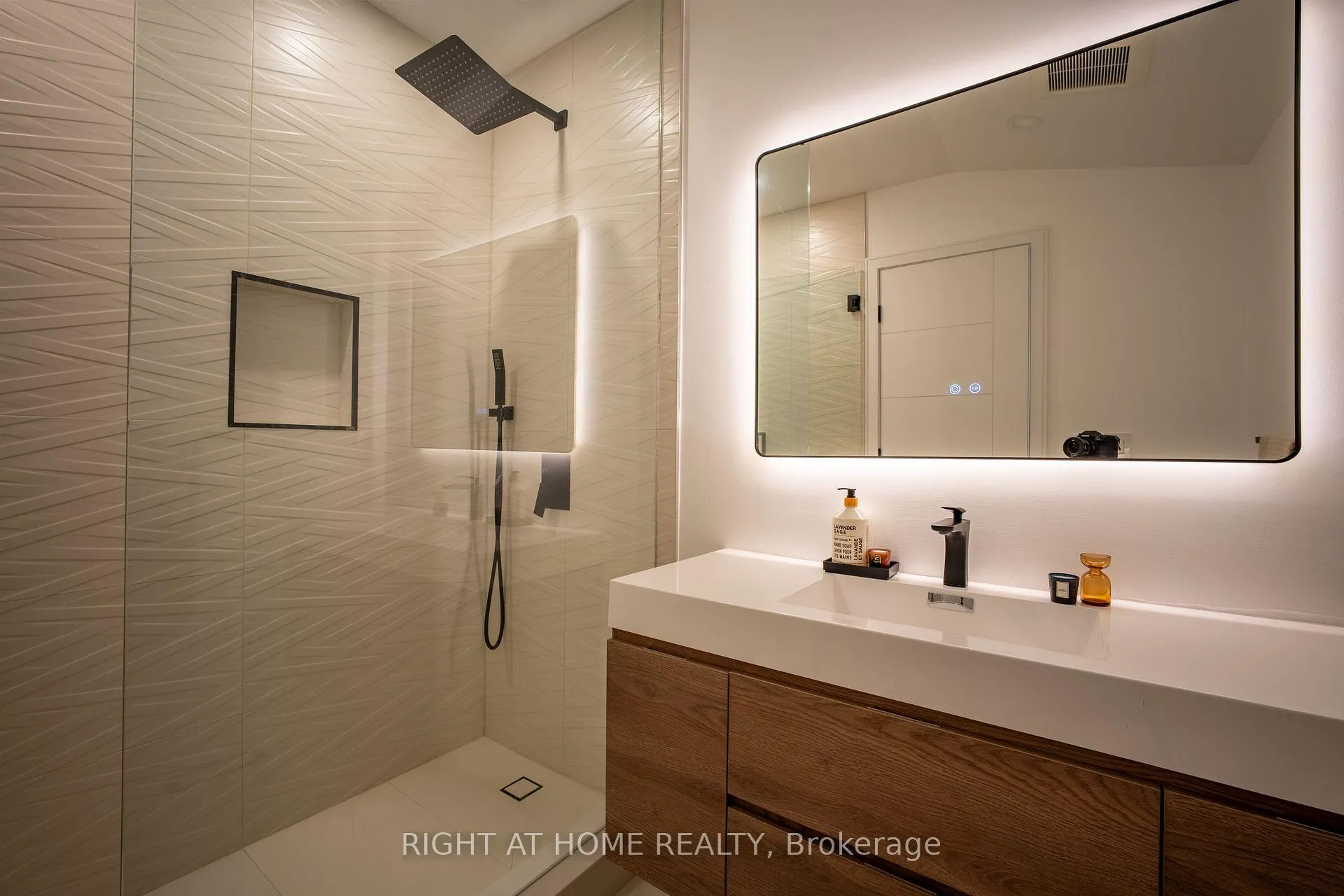 Photo 31 of 23 Chartwell Road, Etobicoke, Stonegate-Queensway — HOMEH