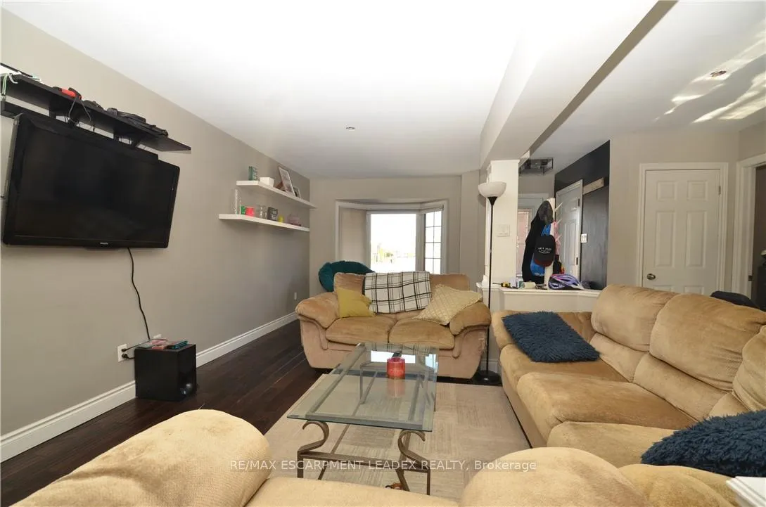 Photo 5 of 42 Beaverton Drive, Hamilton, Rushdale — HOMEH