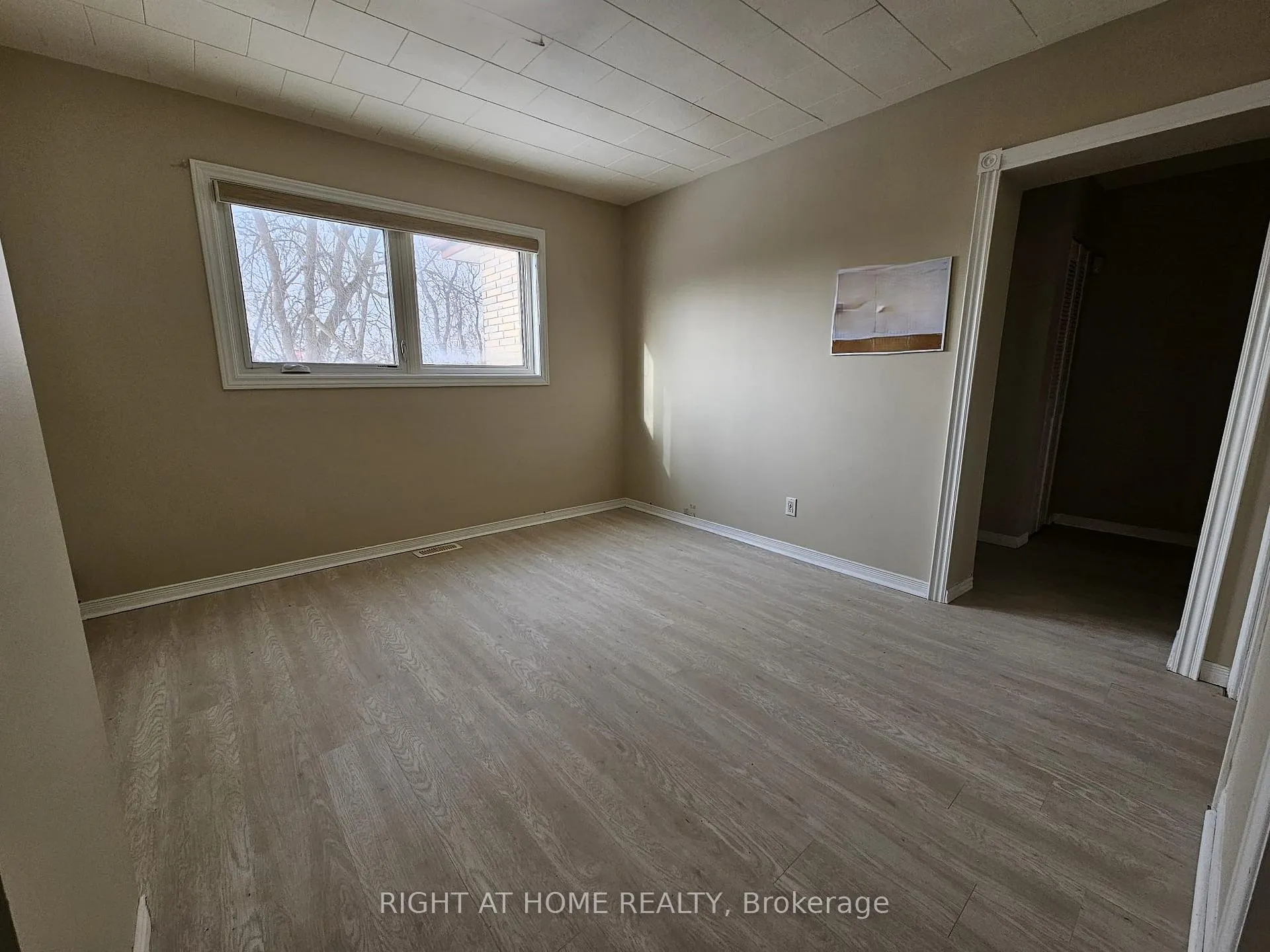 Photo 4 of 204 Foster Drive, Barrie, Painswick North — HOMEH