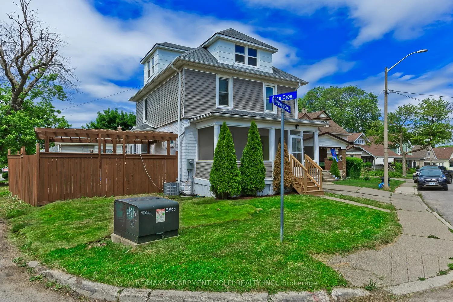 Photo 2 of 4743 Ryerson Crescent, Niagara Falls, Downtown — HOMEH