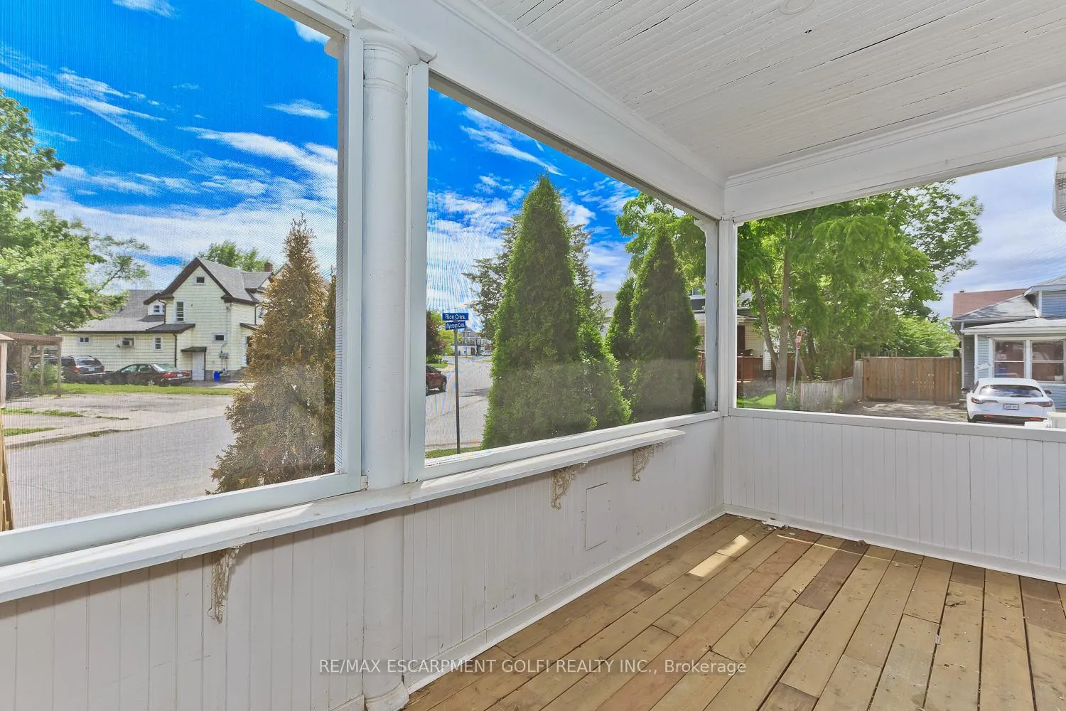 Photo 3 of 4743 Ryerson Crescent, Niagara Falls, Downtown — HOMEH