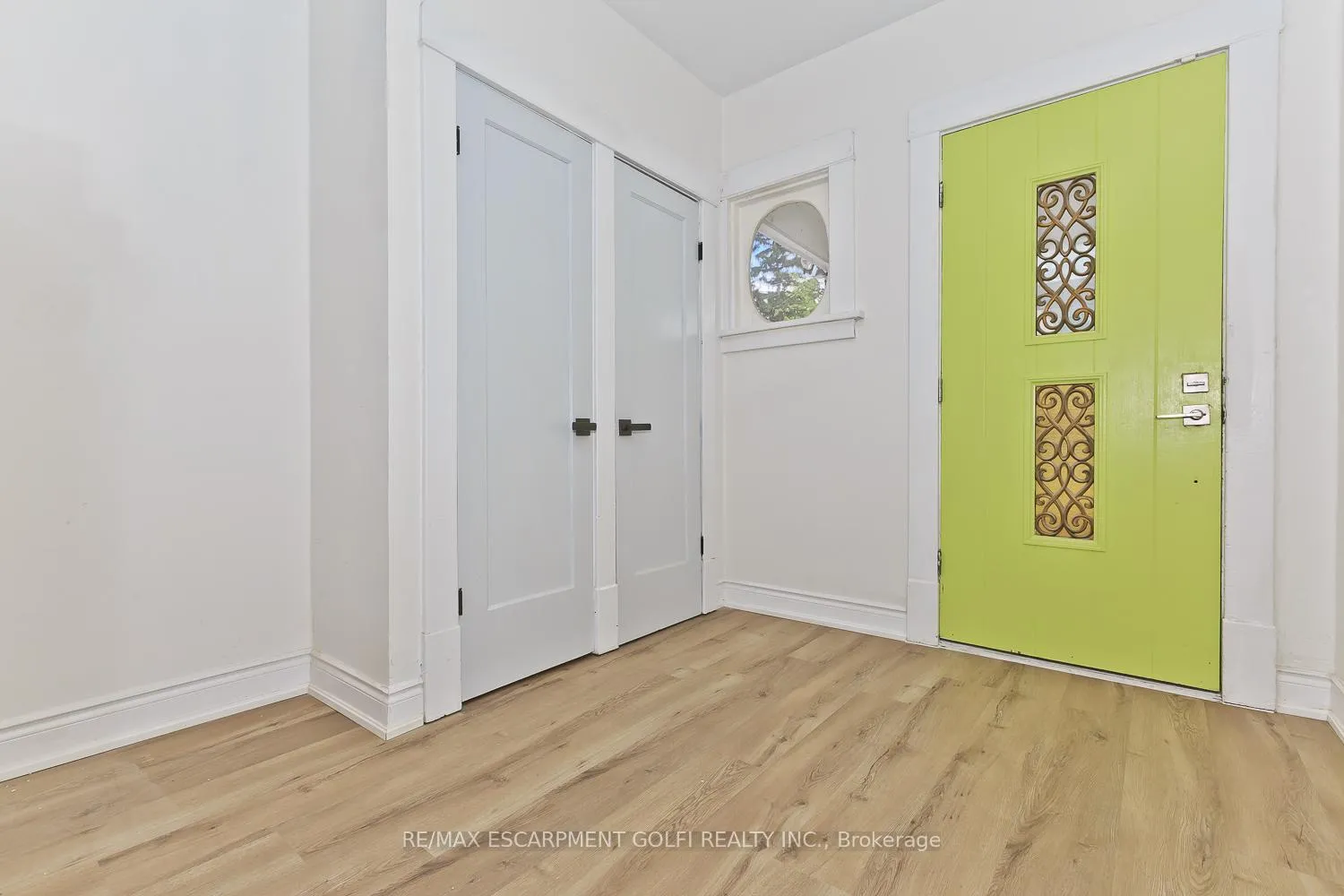 Photo 5 of 4743 Ryerson Crescent, Niagara Falls, Downtown — HOMEH