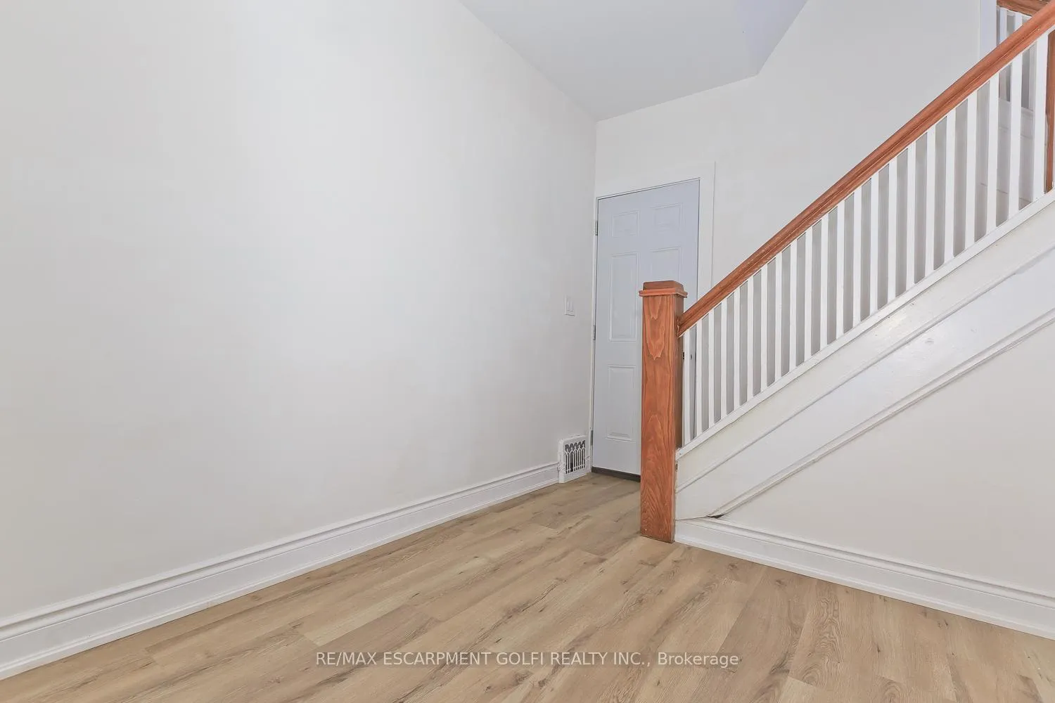 Photo 6 of 4743 Ryerson Crescent, Niagara Falls, Downtown — HOMEH