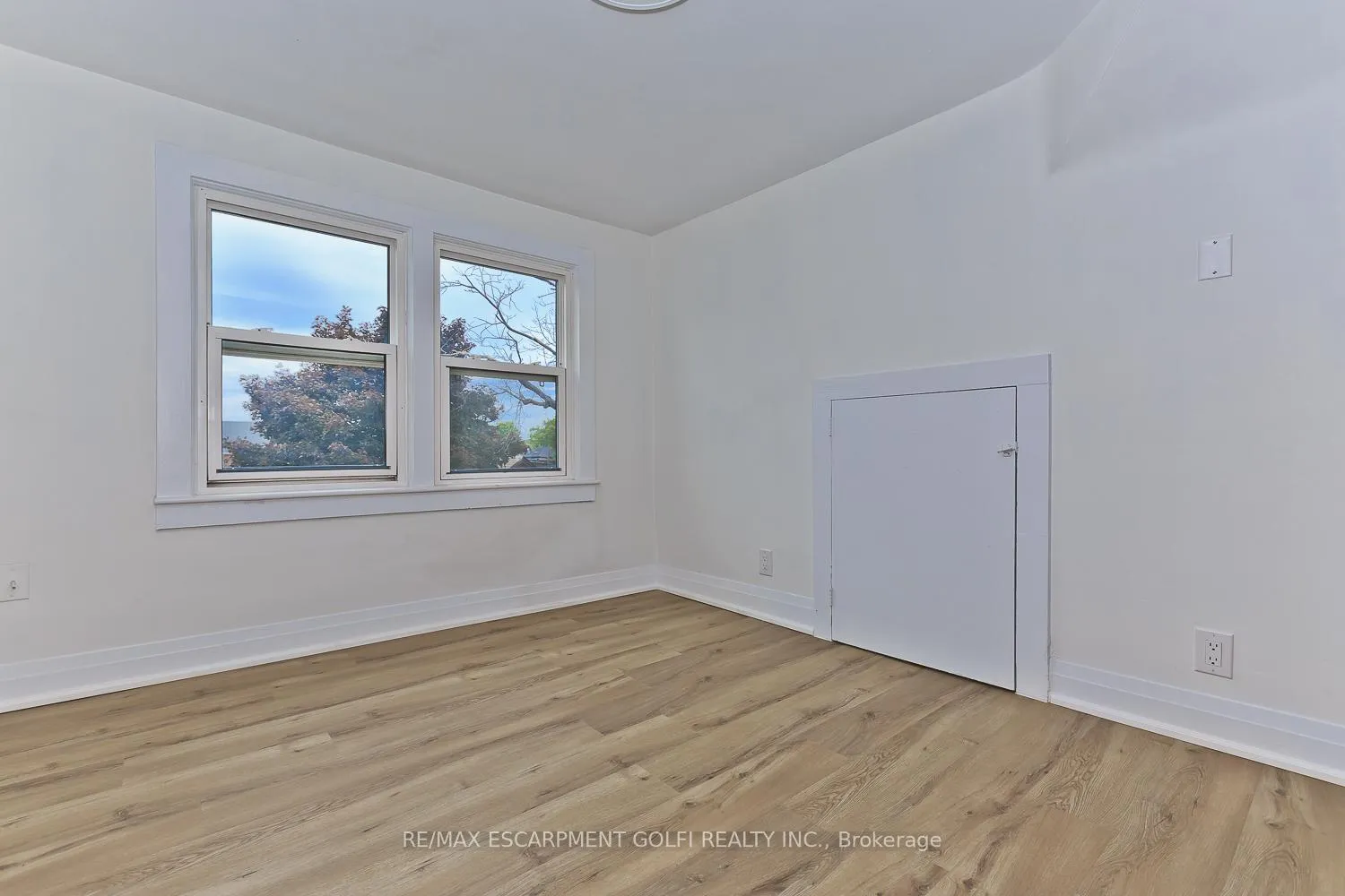 Photo 7 of 4743 Ryerson Crescent, Niagara Falls, Downtown — HOMEH