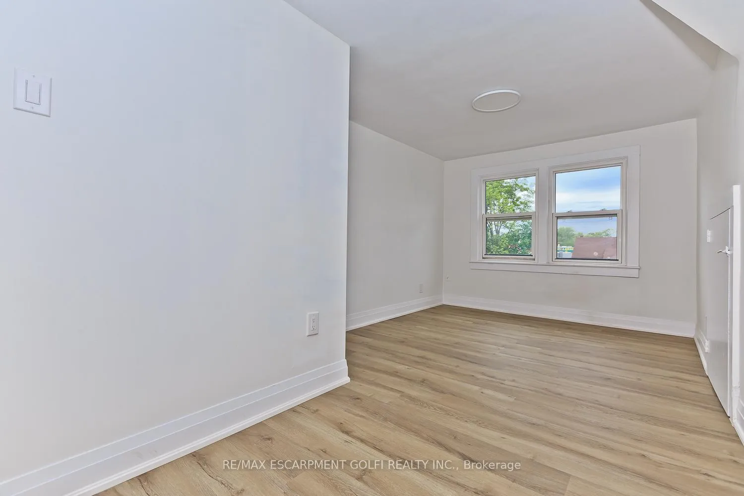 Photo 9 of 4743 Ryerson Crescent, Niagara Falls, Downtown — HOMEH
