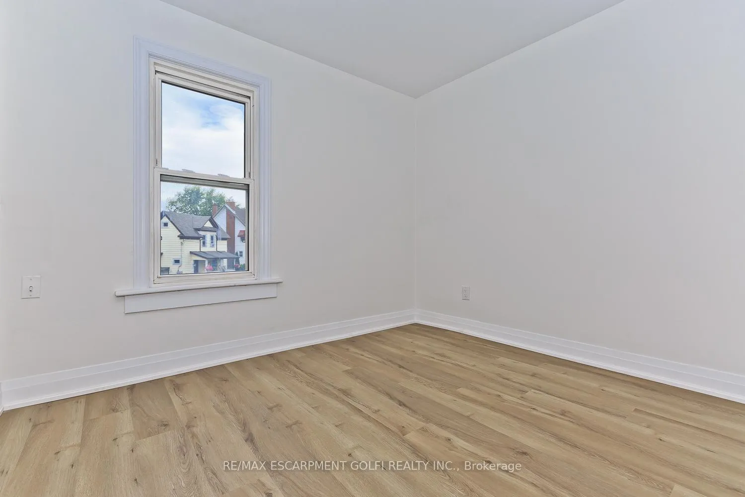 Photo 12 of 4743 Ryerson Crescent, Niagara Falls, Downtown — HOMEH