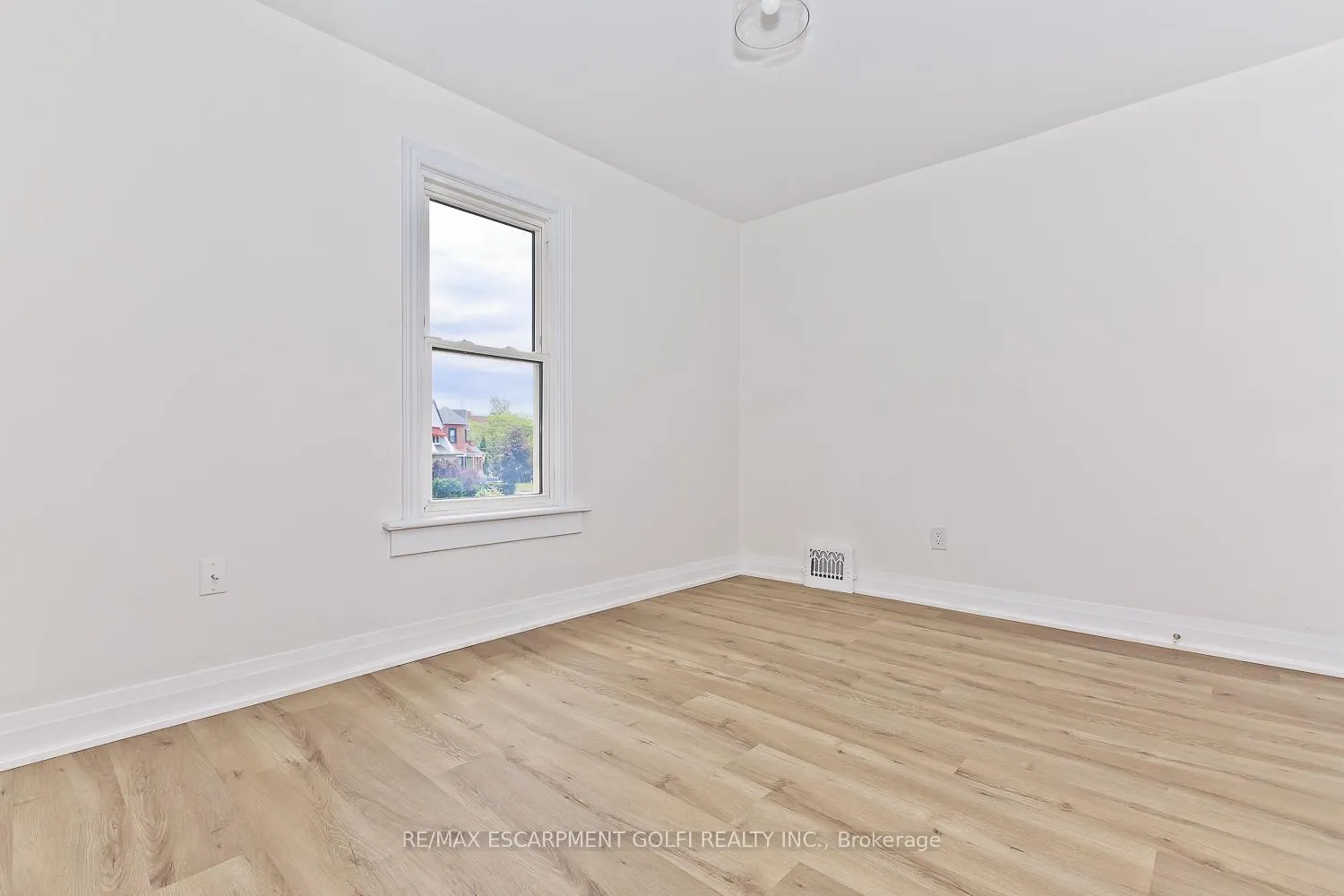 Photo 19 of 4743 Ryerson Crescent, Niagara Falls, Downtown — HOMEH