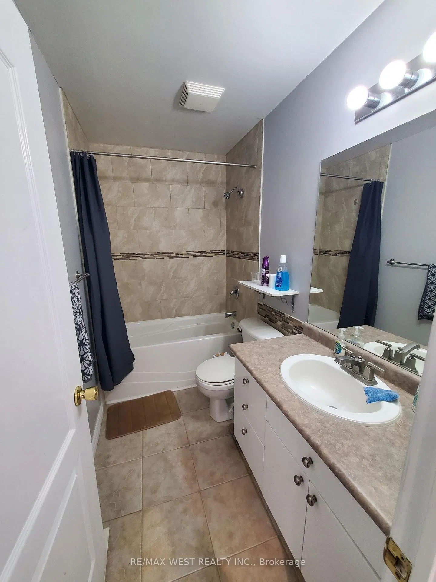 Photo 7 of Unit Upper Level Room, 369 Georgian Drive, Barrie, Georgian Drive — HOMEH