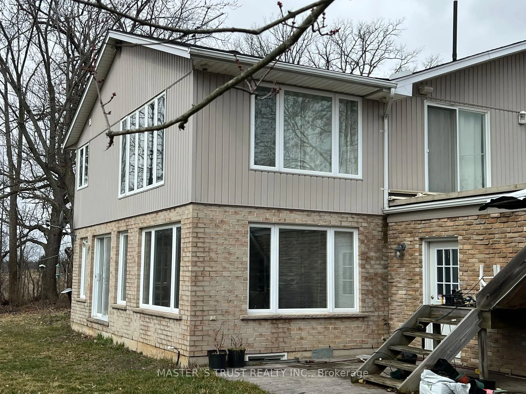 Photo 2 of 8369 Chippewa Road N, Hamilton, Rural Glanbrook — HOMEH