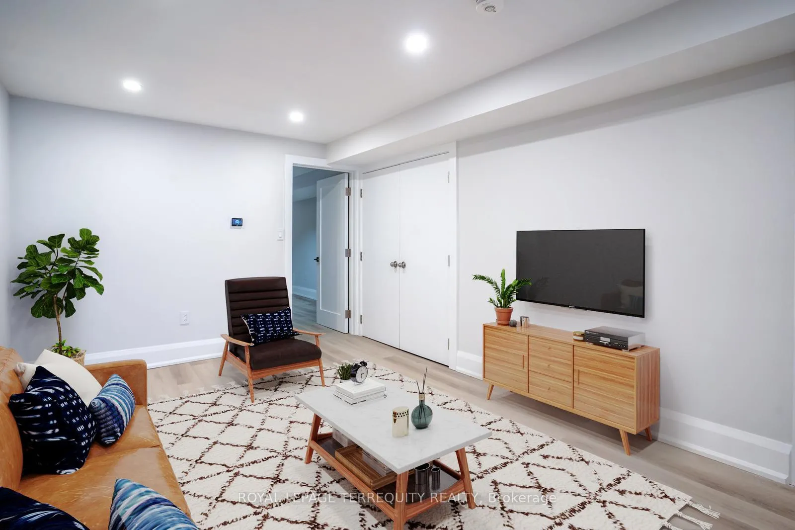 Photo 3 of Unit Lower Level, 208 Bellwoods Avenue, Toronto, Trinity-Bellwoods — HOMEH