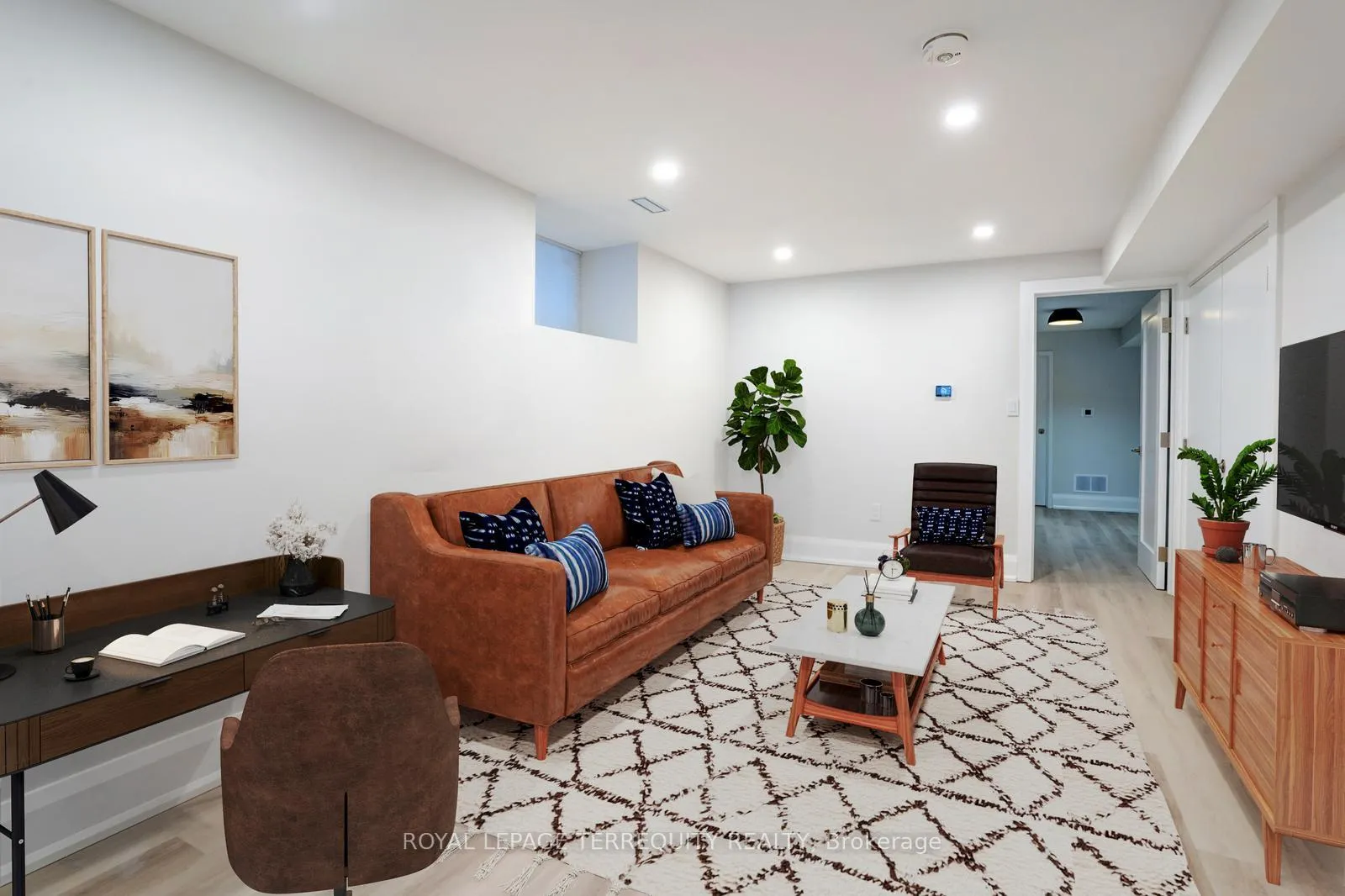 Photo 4 of Unit Lower Level, 208 Bellwoods Avenue, Toronto, Trinity-Bellwoods — HOMEH