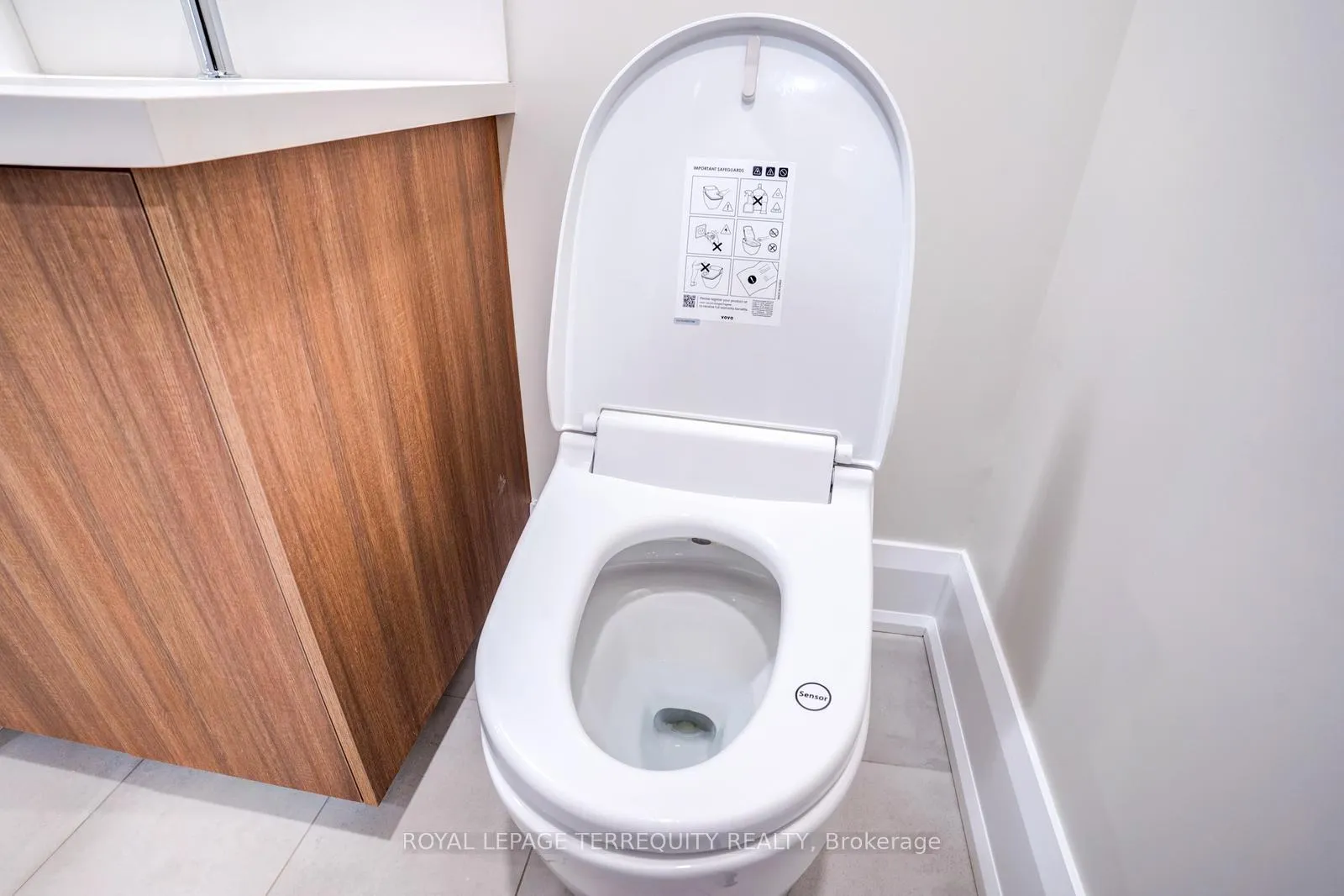 Photo 16 of Unit Lower Level, 208 Bellwoods Avenue, Toronto, Trinity-Bellwoods — HOMEH